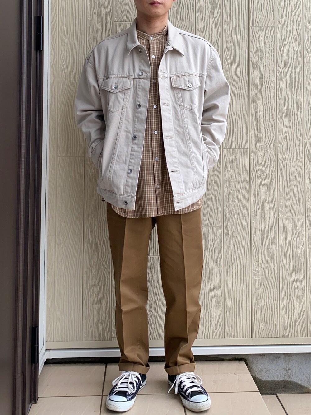 ベージュ系のデニムジャケット、ベージュ系のシャツ/ブラウス、ブラウン系のチノパンツを着用したメンズの春コーディネートの1枚目の写真