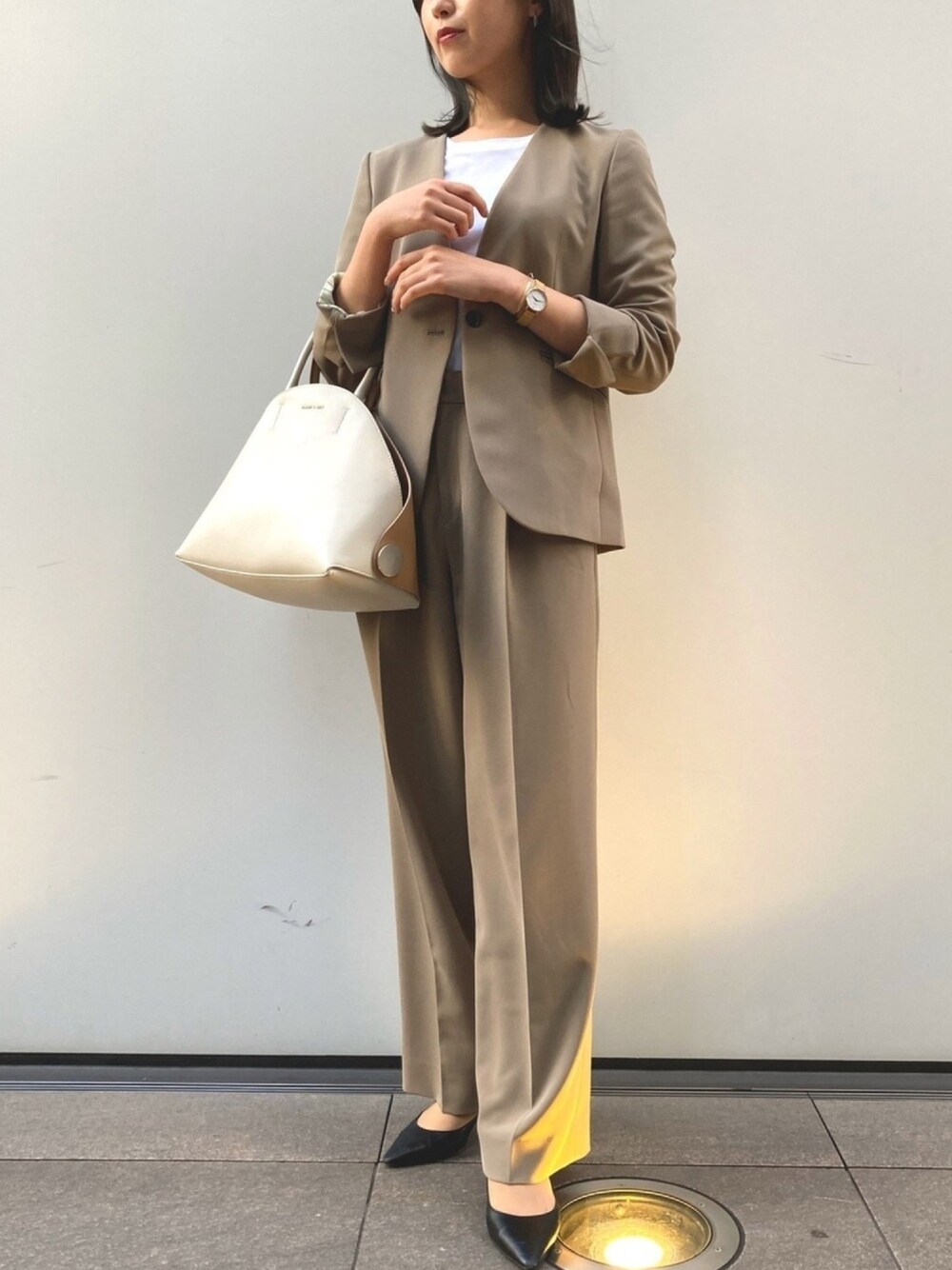 「大人カジュアル、ベージュコーデ、ブラウンコーデ、オトナ女子、秋のコーデ、スーツスタイル、オフィスカジュアル」｜「KASHIYAMAのアイテム（スーツジャケット、ブラウン系）」を使った、nagisaさん（レディース・158cm）の秋コーディネートの1枚目の写真