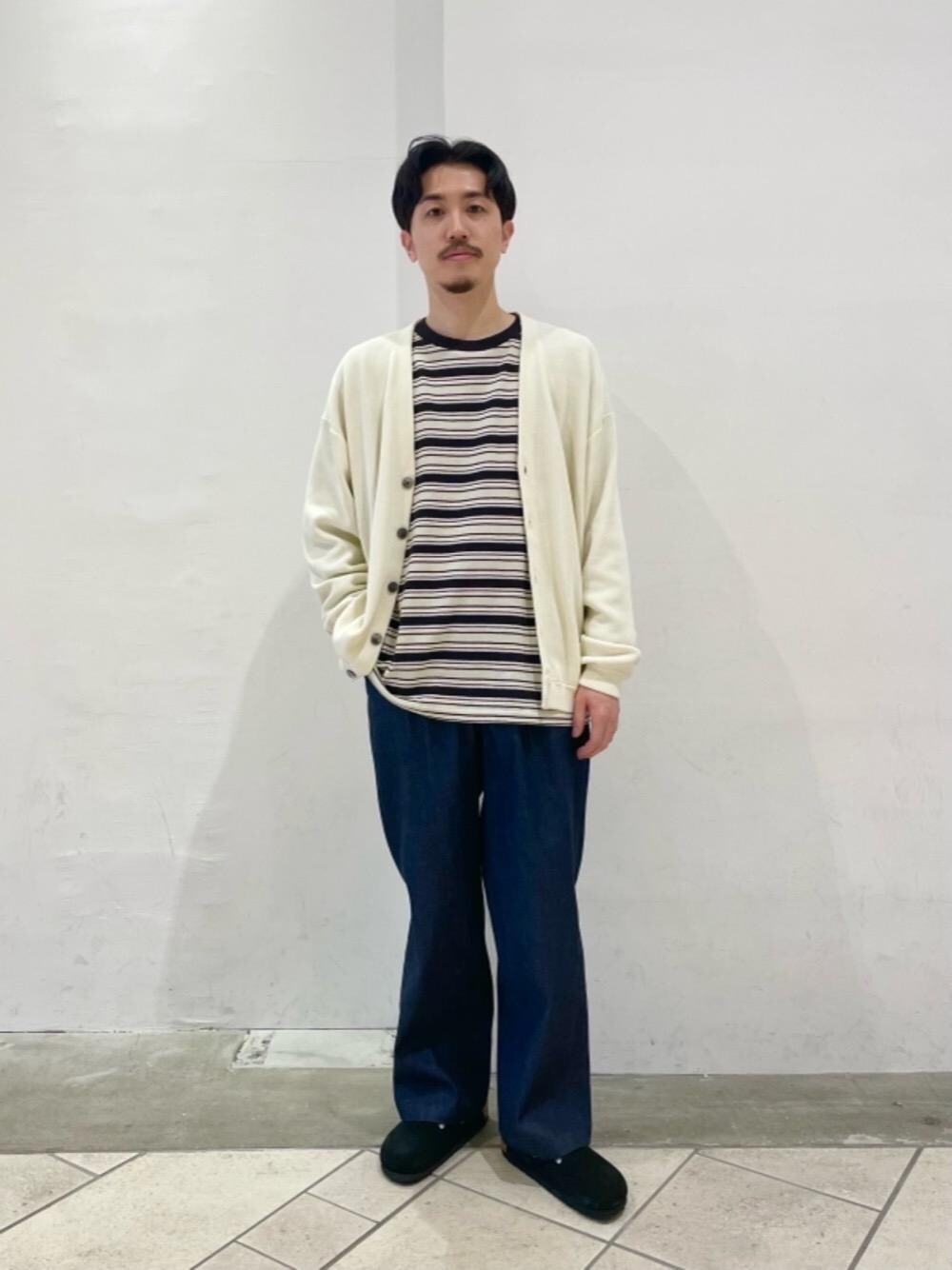 ブルー系のその他パンツ、ブラック系のサンダル、ブラック系のTシャツ/カットソーを着用したメンズの冬コーディネートの1枚目の写真
