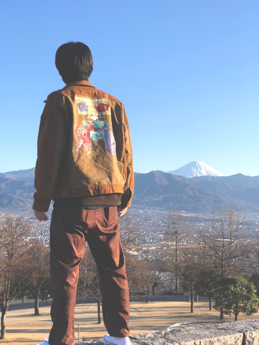 「アースカラー、レフトアローン、ジャケットのイラスト見せるためのズボンシンプル」｜「left aloneのアイテム（デニムジャケット、ブラウン系）」を使った、suamaさん（メンズ・177cm）の秋コーディネートの1枚目の写真