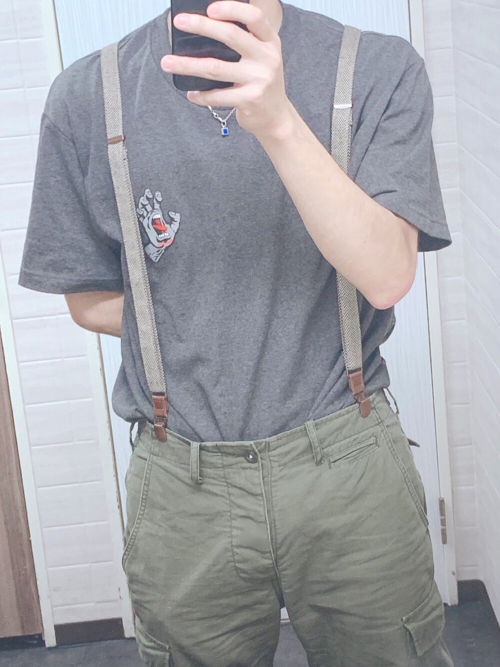 「サスペンダーコーデ、サンタクルーズ、グレーバンド、デッドストック、サスペンダーで変化を」｜「SANTA CRUZのSanta Cruz Boyfriend T-Shirt With Screaming Hand Back Print（Tシャツ/カットソー、グレー系）」を使った、suamaさん（メンズ・177cm）の秋コーディネートの1枚目の写真