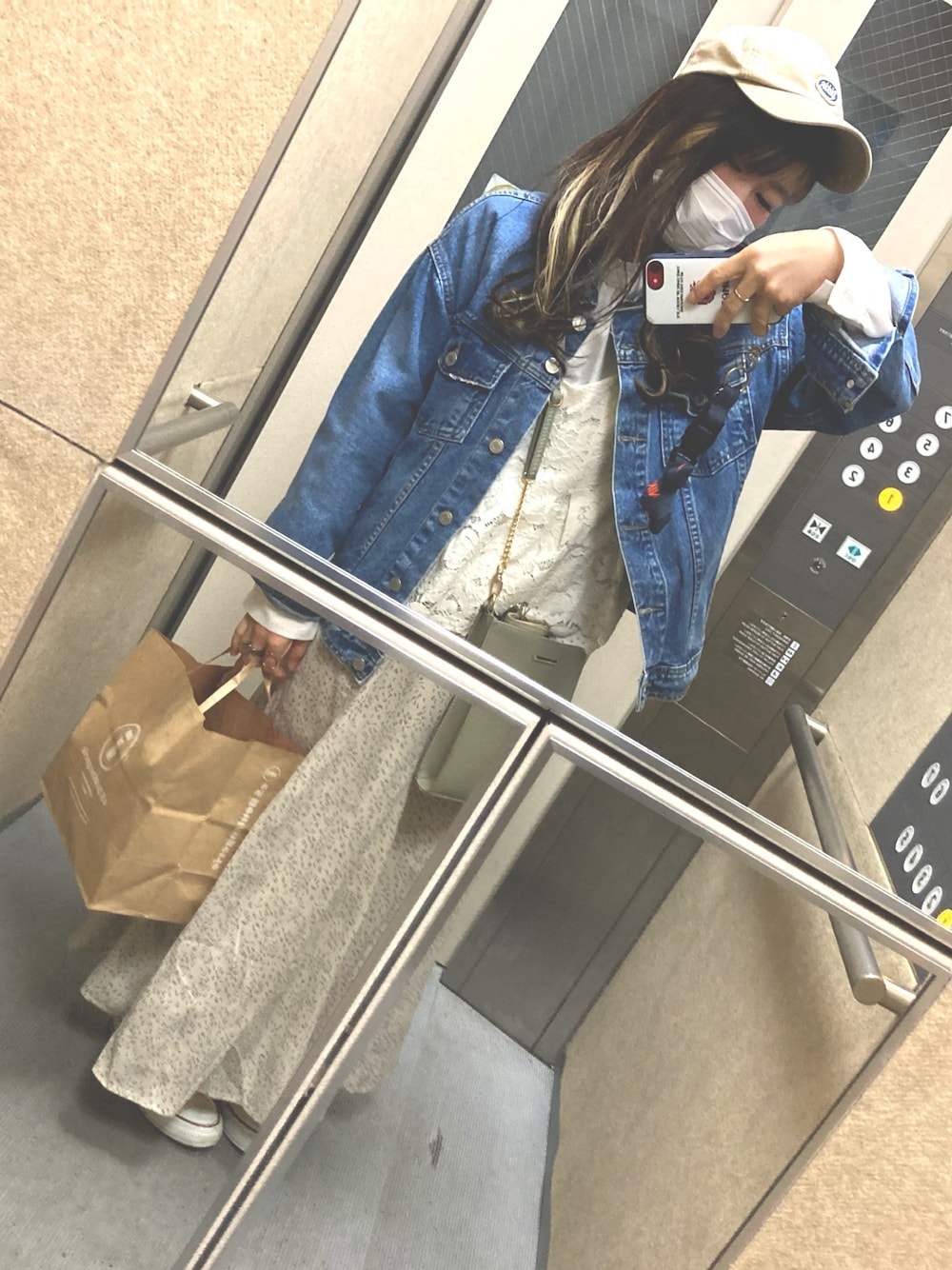 「earth music&ecologyのアイテム（スカート、ホワイト系）」を使った、harunaさん（レディース・151cm）の春コーディネートの1枚目の写真