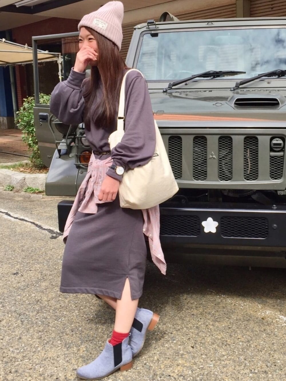 「休日コーデ、秋のコーデ、ママコーデ、シンプル、スエットワンピース、赤靴下、トートバッグ」｜「OZOCのJOU JOU LIER リブニットワッチ（ニットキャップ/ビーニー、ピンク系）」を使った、LxCxさん（レディース・162cm）の秋コーディネートの1枚目の写真