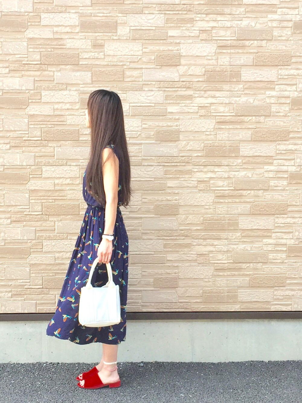 ブルー系のワンピース、レッド系のサンダル、ホワイト系のトートバッグを着用したレディースの春コーディネートの1枚目の写真
