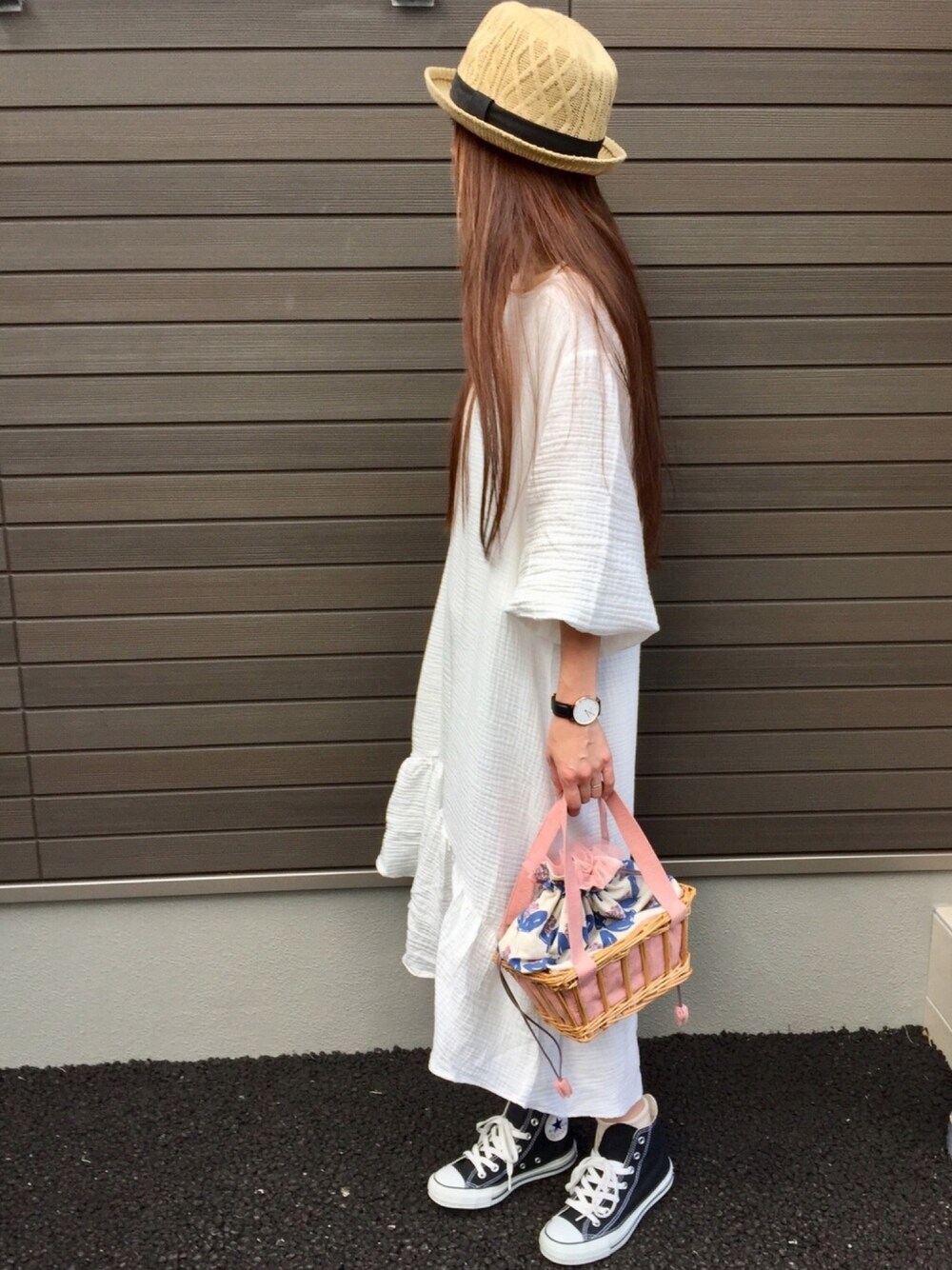 「ママコーデ、シンプルコーデ、ハット、ボリューム袖、白ワンピース、converse、Daniel Wellington」｜「a.v.vのサーモ中折れハット（ニットキャップ/ビーニー、ベージュ系）」を使った、LxCxさん（レディース・161cm）の夏コーディネートの1枚目の写真