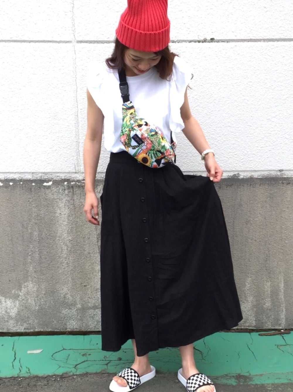「ママコーデ、シンプル、ニット帽、白×黒、フリル、前ボタンスカート、ボディバッグ、花柄、VANS、2018マイベストコーデ」｜「GLOBAL WORKのリブワッチ/738610（ニットキャップ/ビーニー、レッド系）」を使った、LxCxさん（レディース・162cm）の夏コーディネートの1枚目の写真