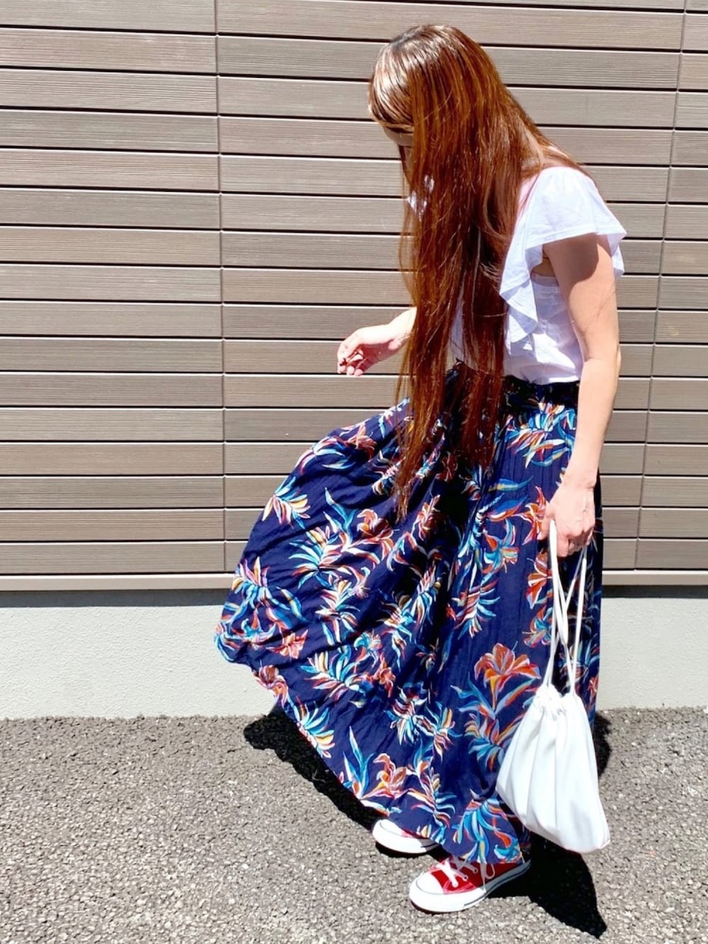 「ママコーデ、シンプル、フリル、ボタニカル柄、フレアスカート、ロングスカート、巾着バッグ、ショルダーバッグ、赤スニーカー」｜「coca（coca）のたっぷり袖フリルコットンカットソー（Tシャツ/カットソー、ホワイト系）」を使った、LxCxさん（レディース・161cm）の夏コーディネートの1枚目の写真
