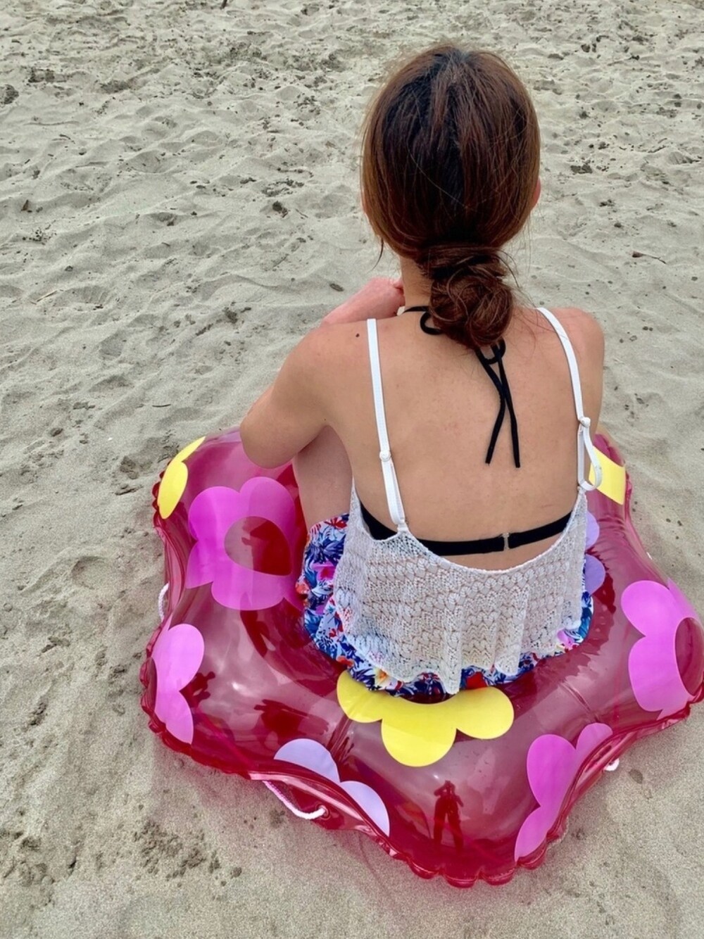 「ママコーデ、夏コーデ、海、ビキニ、水着、ビキニ水着、セットアップ、レース、花柄、おだんごヘアー」｜「Angel Lunaの【4色】レディース 水着 レーストップス ショートパンツ付 インナーショーツ付 ビキニ水着(5点セット) セットアップ（水着、ピンク系）」を使った、LxCxさん（レディース・161cm）の夏コーディネートの1枚目の写真