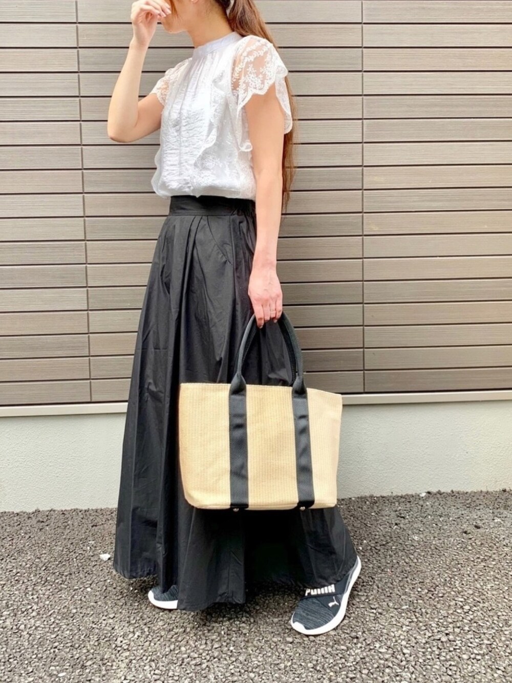 「大人コーデ、ママコーデ、シンプル、きれいめカジュアル、レース、スカラップ、ノースリーブ、ロングスカート、ロングヘア、白×黒」｜「cawaiiの優雅なレースを纏ったトップス　ノースリーブ　レース袖　スカラップ　フリルレース（Tシャツ/カットソー、ホワイト系）」を使った、LxCxさん（レディース・161cm）の夏コーディネートの1枚目の写真