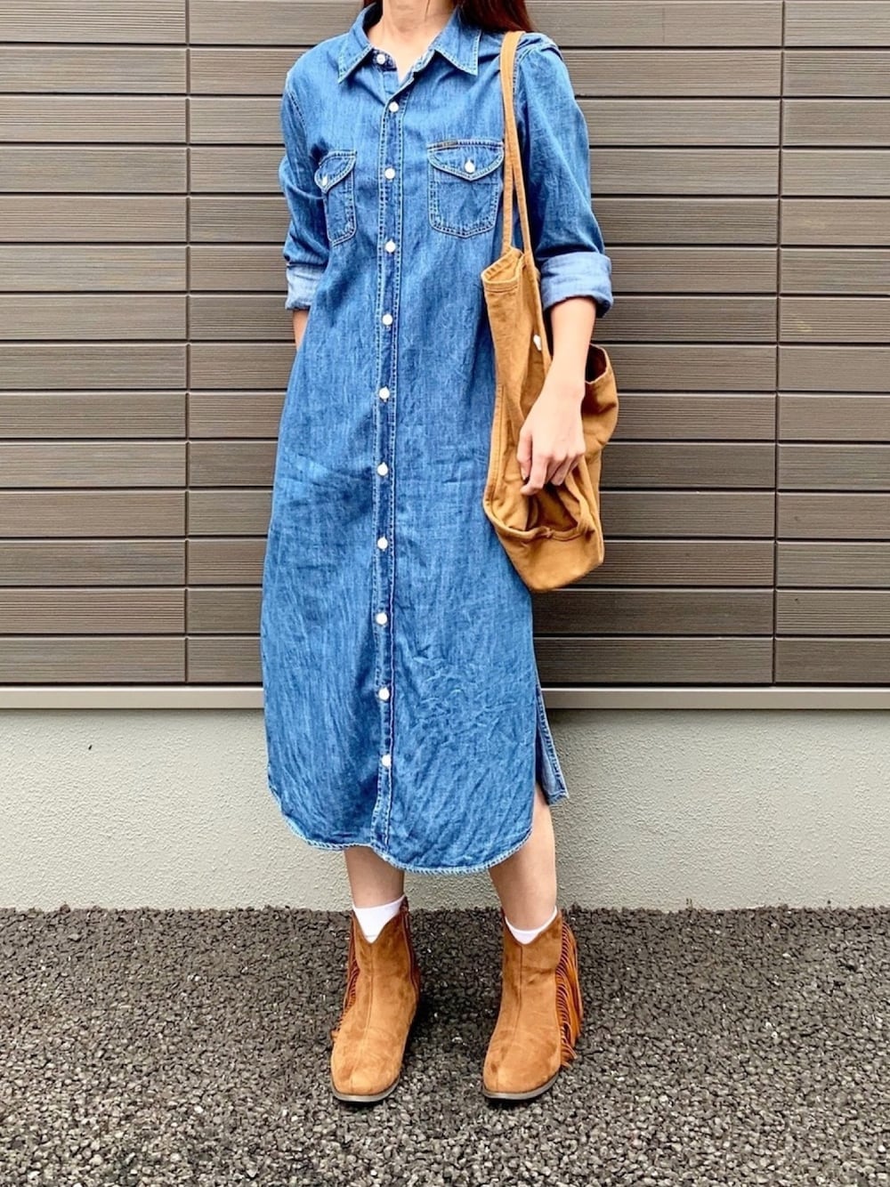 「秋、シンプル、ママコーデ、デニム、デニムワンピース、ロングワンピース、フリンジ、フリンジブーツ、リバーシブル、トートバッグ」｜「Leeの【Lee/リー】LONG WORK ワンピース（シャツワンピース、ブルー系）」を使った、LxCxさん（レディース・161cm）の秋コーディネートの1枚目の写真
