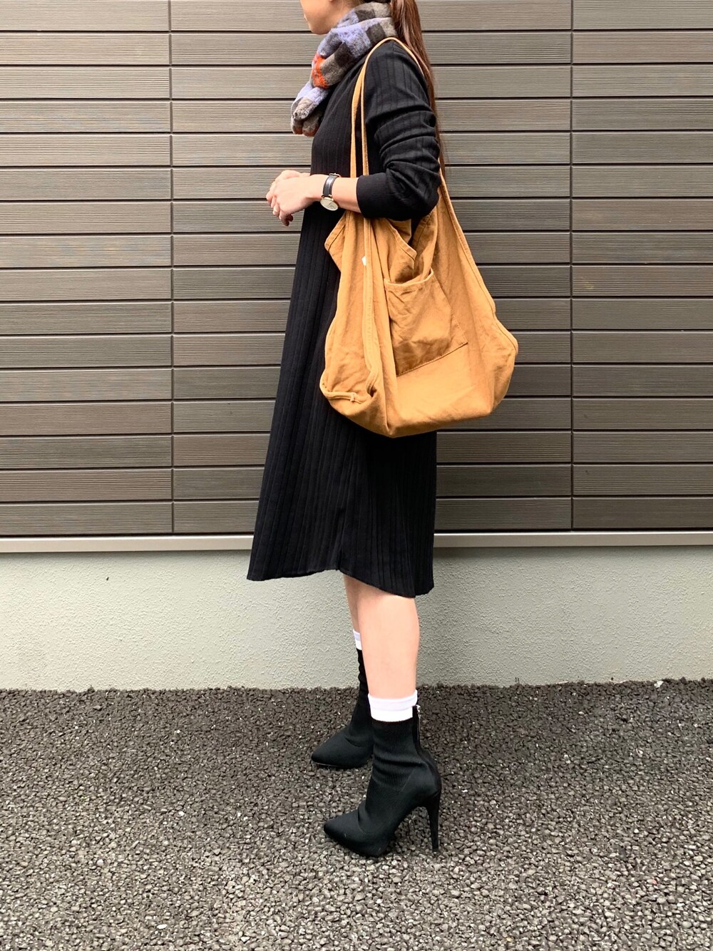 「パイル地、スヌード、タオル、マフラー、チェックマフラー、黒ワンピ、ワンピース、ストレッチブーツ、ヒールブーツ、トートバッグ」｜「LEPSIMのワイドリブロングVネックワンピース　827420（ワンピース、ブラック系）」を使った、LxCxさん（レディース・161cm）の秋コーディネートの1枚目の写真