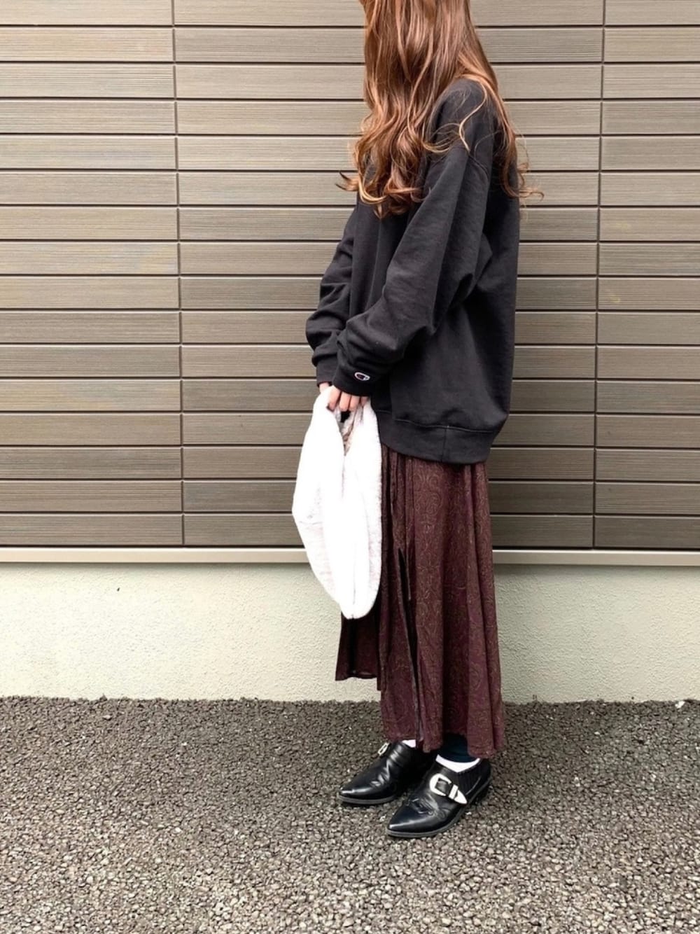 「Champion、スウェット、トレーナー、ヴィンテージ、フレアスカート」｜「ChampionのChampion PULLOVER オーバーサイズ プルオーバー クルーネック スウェット トレーナー（スウェット、ブラック系）」を使った、LxCxさん（レディース・161cm）の秋コーディネートの1枚目の写真