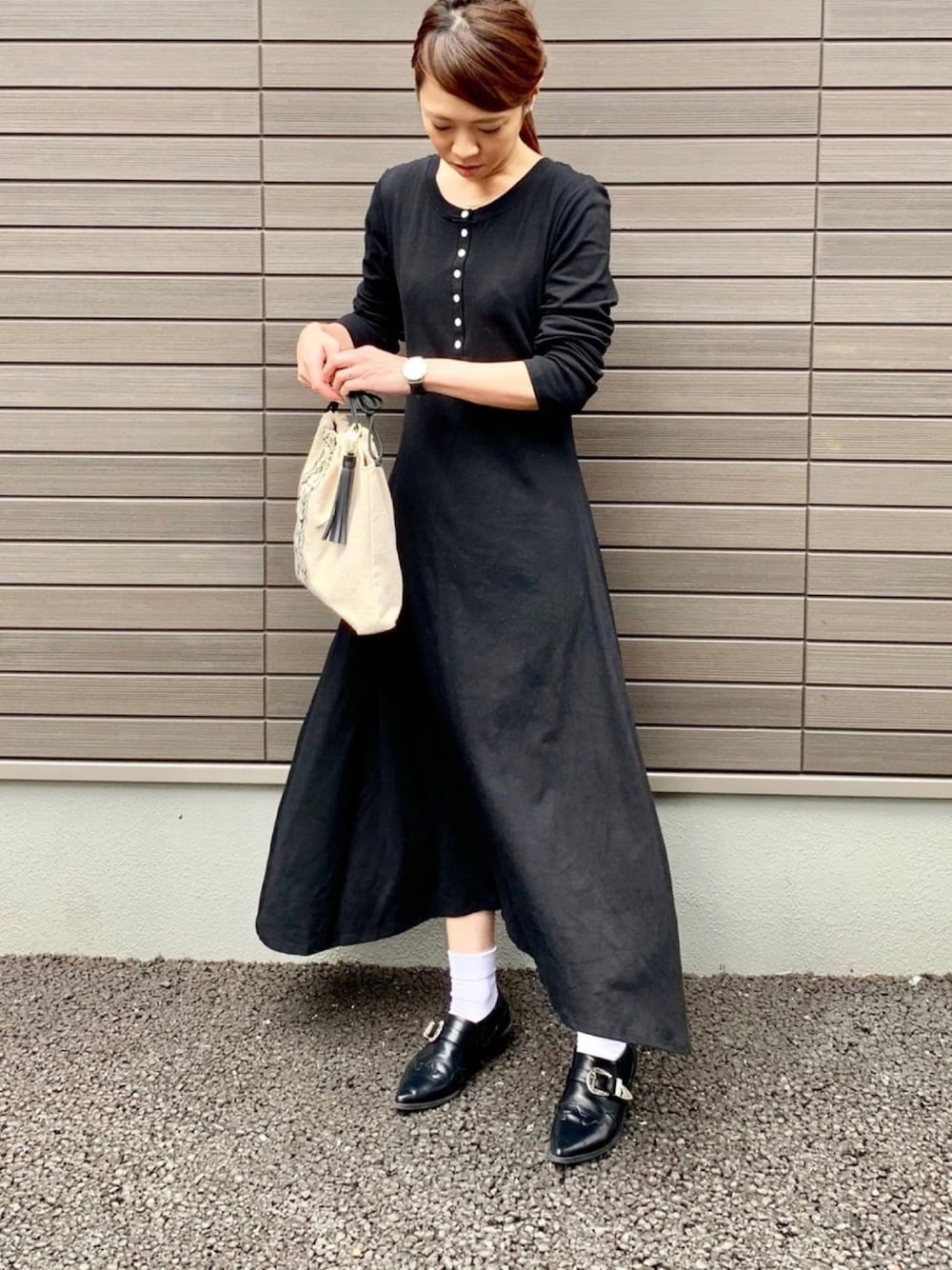 「ママコーデ、シンプルコーデ、ブラックコーデ、ヘンリーネック、マキシ丈ワンピース、ロングワンピース、シャツワンピ、巾着バッグ」｜「ＡＮＤＪのヘンリーネックマキシ丈Tシャツワンピース（ワンピース、ブラック系）」を使った、LxCxさん（レディース・161cm）の秋コーディネートの1枚目の写真