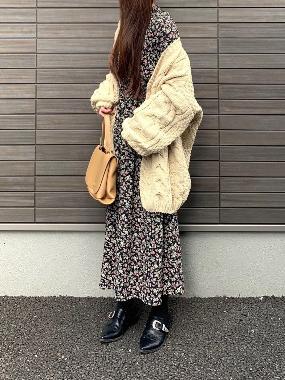 「ボリューム袖、ニット、カーディガン、ワンピース、花柄ワンピース、ショルダーバッグ、GU」｜「GYDAのボリュームスリーブニットカーデ（カーディガン/ボレロ、イエロー系）」を使った、LxCxさん（レディース・161cm）の秋コーディネートの1枚目の写真