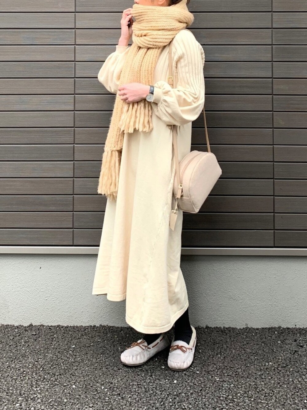 「ロングマフラー、ボリュームニット、ボリューム袖、ニットワンピース、モカシン、ショルダーバッグ、ベージュコーデ」｜「La-gemmeのVネックボリューム袖ニットワンピース（ワンピース、ベージュ系）」を使った、LxCxさん（レディース・161cm）の冬コーディネートの1枚目の写真