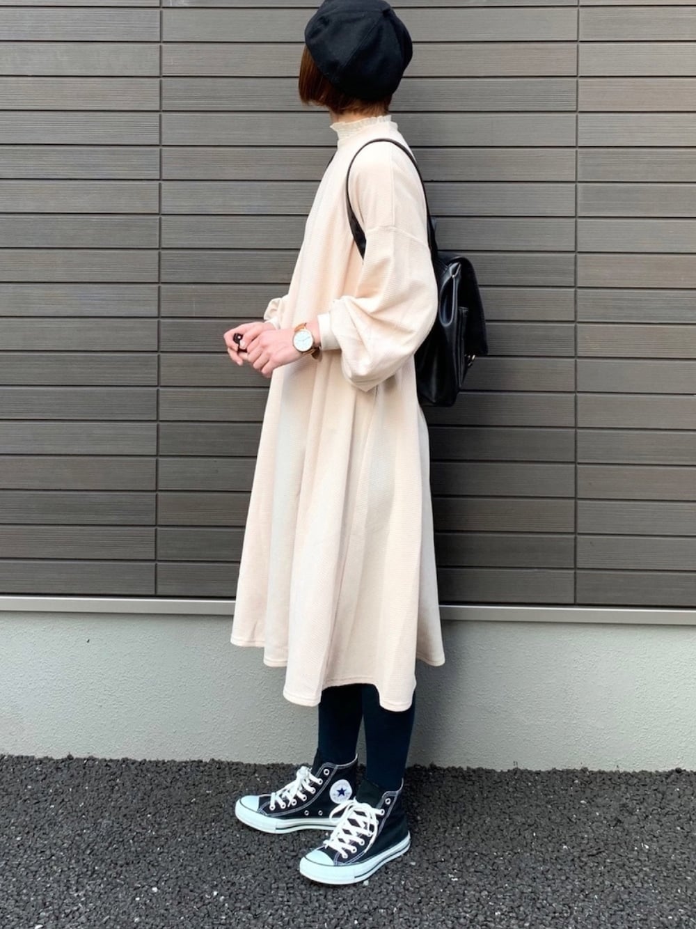 「ベレー帽、ベレー帽推奨委員会、ワンピース、バルーンスリーブ、Aラインワンピース、converse、バックパック、リュック、オールホワイト」｜「Samansa Mos2のメルトンベレー帽（ハンチング/ベレー帽、ブラック系）」を使った、LxCxさん（レディース・161cm）の春コーディネートの1枚目の写真