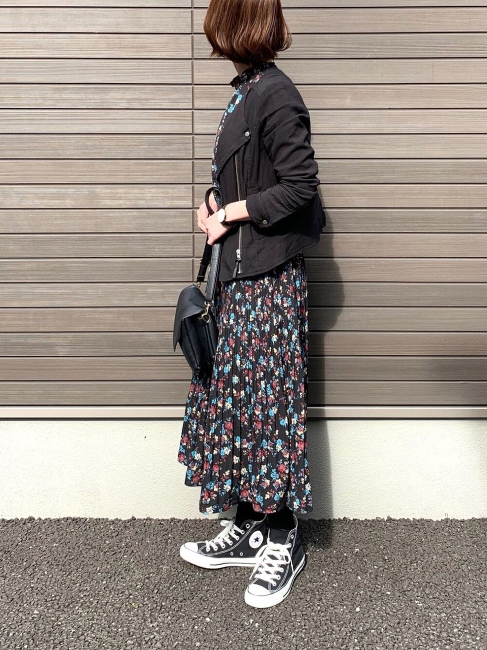 「ライダース、花柄、花柄ワンピース、ワンピース、converse、Daniel Wellington、デート」｜「PAGEBOYのR/Pノーカラーライダース（ノーカラージャケット、ブラック系）」を使った、LxCxさん（レディース・161cm）の春コーディネートの1枚目の写真