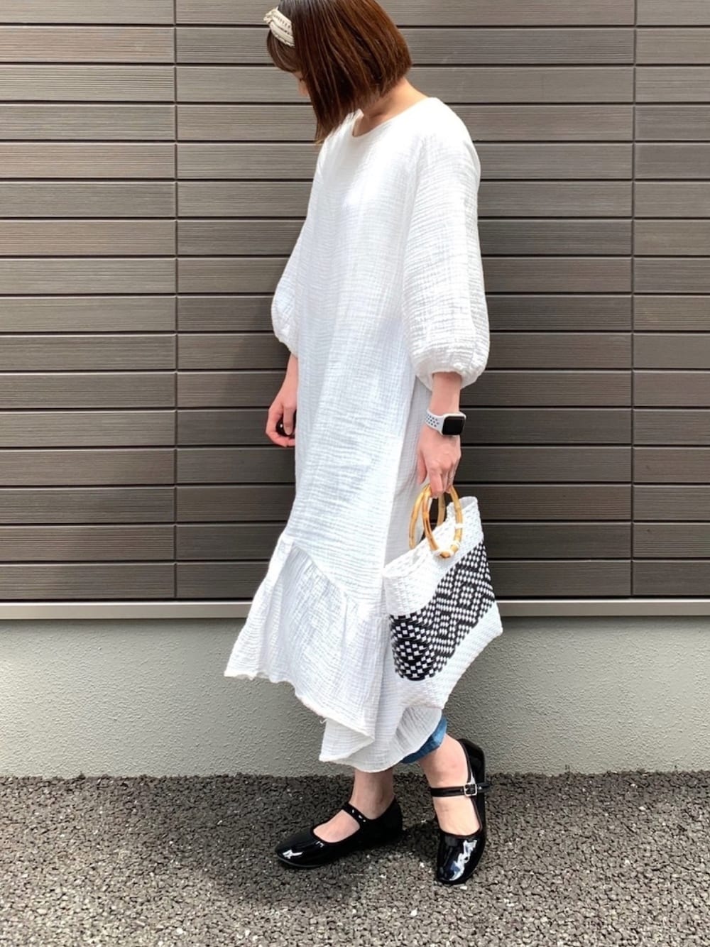 「ヘアバンド、ガーゼワンピース、白ワンピース、ボリューム袖、カンフーシューズ、バンブーバック、メルカドバッグ」｜「PLAIN CLOTHINGのヴィンテージ風花柄ヘアバンド【PLAIN CLOTHING】（ヘアバンド、ベージュ系）」を使った、LxCxさん（レディース・162cm）の春コーディネートの1枚目の写真