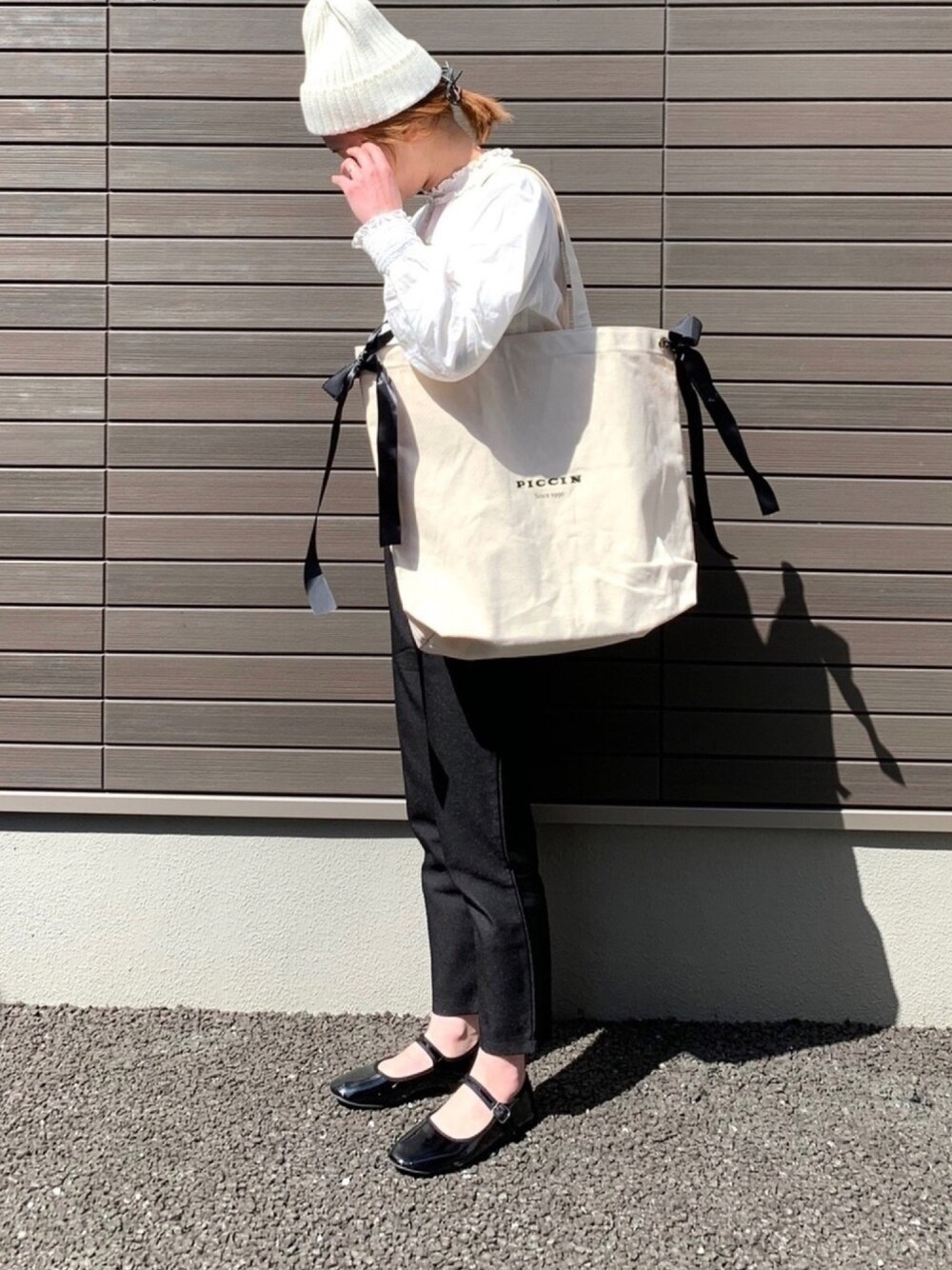 「ニット帽、シャーリング、ブラウス、テーパードパンツ、カンフーシューズ、リボン、トートバッグ、大きいサイズ、金髪」｜「GLOBAL WORKの【快適機能付き】リブワッチ/779360（ニットキャップ/ビーニー、ホワイト系）」を使った、LxCxさん（レディース・162cm）の春コーディネートの1枚目の写真