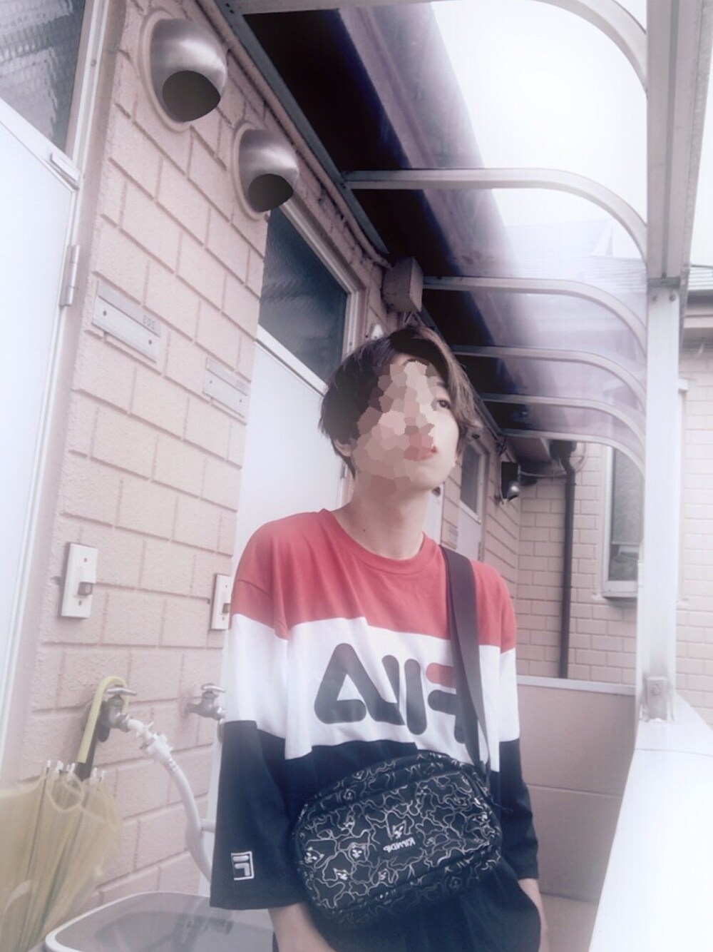 レッド系のTシャツ/カットソー、ブラック系のショルダーバッグを着用したメンズの夏コーディネートの1枚目の写真