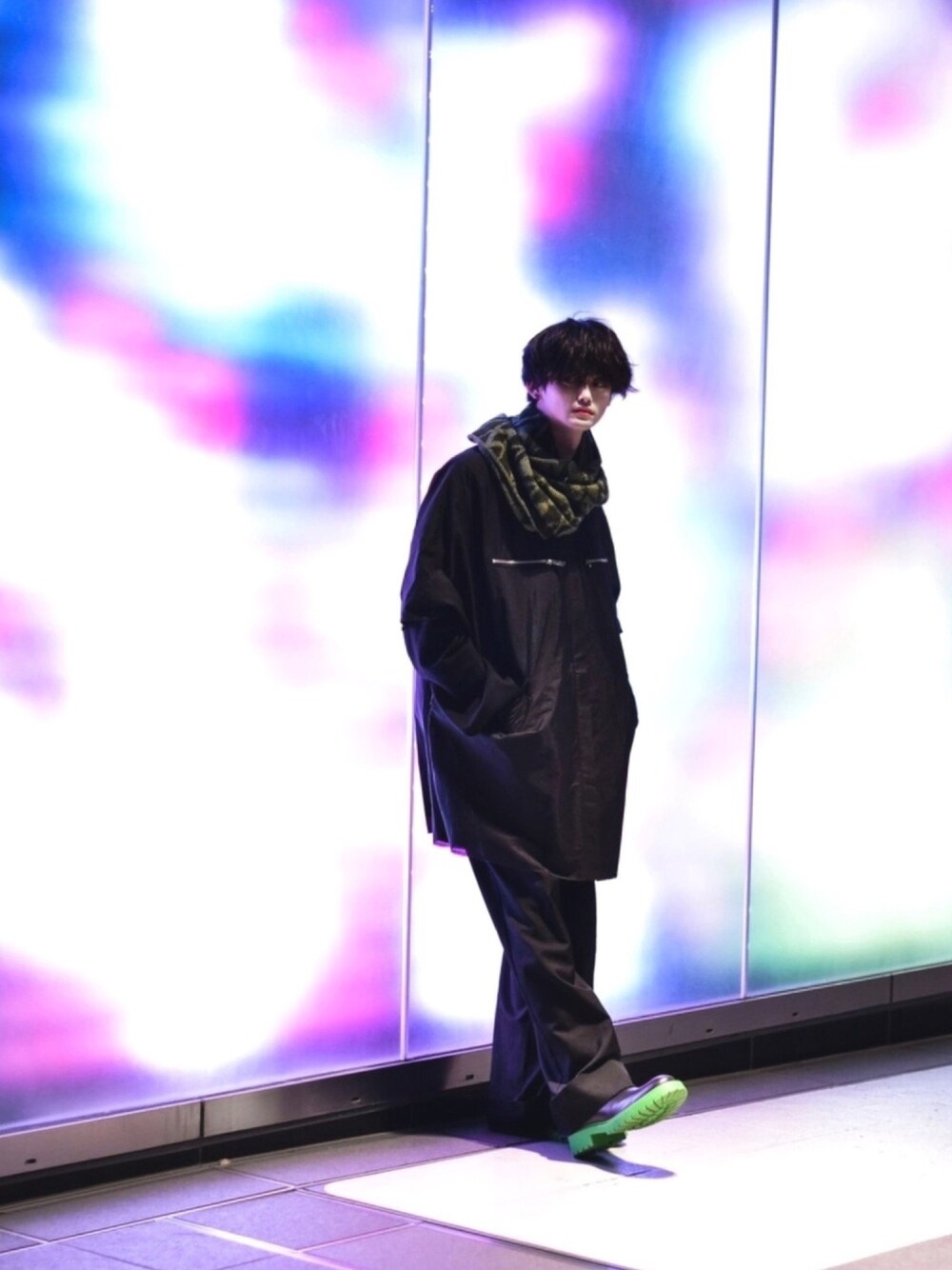「CHRISTIAN DADA、KENZO、KENZO×H&M、モード、モノトーン、黒コーデ、ワントーンコーデ、ネオンカラー、サイドゴアブーツ、モードストリート」｜「CHRISTIAN DADAのアイテム（その他アウター、ブラック系）」を使った、shoma.さん（メンズ・176cm）の冬コーディネートの1枚目の写真