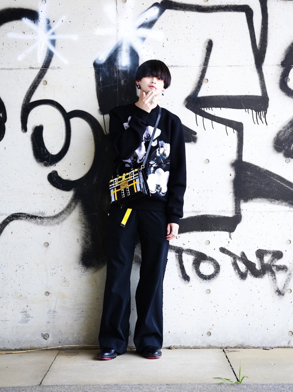 ブラック系のスウェット、その他のショルダーバッグ、ブラック系のスラックスを着用したメンズの春コーディネートの1枚目の写真