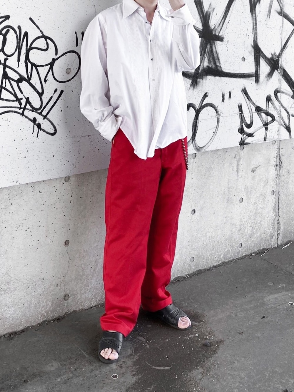 「これが私をアゲる服、春夏コーデ、赤パンツ、大人コーデ、今日のコーデ、おしゃれさんと繋がりたい、50代コーデ、夏、古着MIX、サンダル」｜「Dickiesのアイテム（チノパンツ、レッド系）」を使った、shoma.さん（メンズ・176cm）の春コーディネートの1枚目の写真