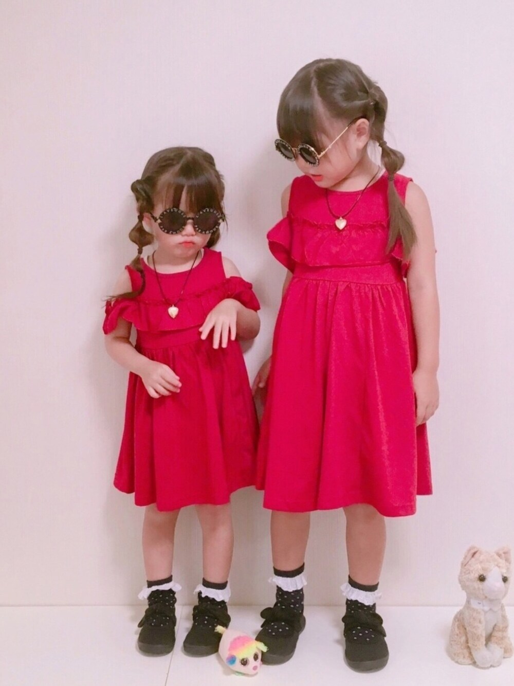 「秋コーデ、HusHusH、秋のコーデ、キッズファッション、お揃いコーデ、双子コーデ、女の子、ワンピース、赤、オフショル」｜「WEGOのWEGO/ハートロケットチョーカー（チョーカー、ゴールド系）」を使った、yuna♡rikaさん（キッズ・100cm）の秋コーディネートの1枚目の写真