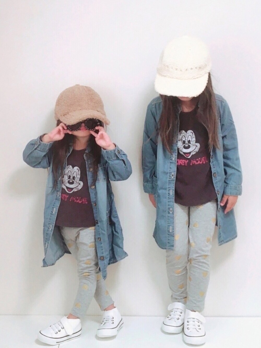 「やっぱりストリートが好き、双子コーデ、おそろいコーデ、カジュアルコーデ、秋コーデ、秋のコーデ、プティマイン、デニムシャツ、GAP、スポーツミックス」｜「petit mainの【ディズニーコラボ商品】ミッキー＆ロゴ長袖Tシャツ（Tシャツ/カットソー、グレー系）」を使った、yuna♡rikaさん（キッズ・100cm）の秋コーディネートの1枚目の写真
