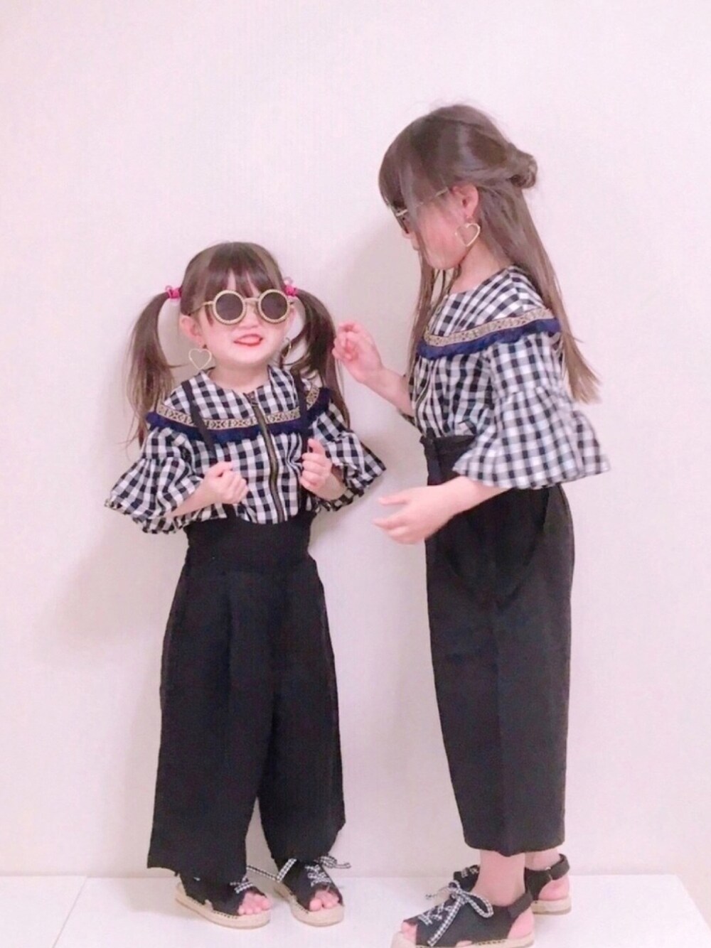 「サロペット、休日スタイル、リラックススタイル、ギンガムチェック、ワイドパンツ、リネンパンツ、双子コーデ、グローバルワーク(GLOBAL WORK)、GLOBAL WORK、おそろいコーデ」｜「RADCHAPのフレアスリーブジャケット（ノーカラージャケット、ブラック系）」を使った、yuna♡rikaさん（キッズ・110cm）の春コーディネートの1枚目の写真