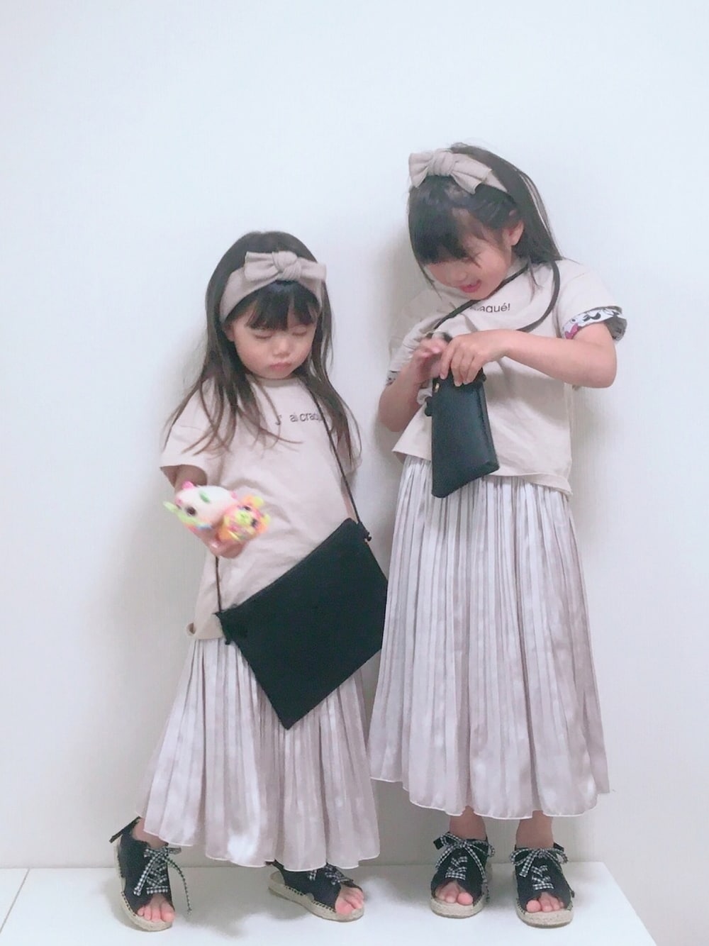 「サンダル、プリーツスカート、サテンスカート、しまむら、グローバルワーク(GLOBAL WORK)、GLOBAL WORK、サコッシュ、ヘアバンド、ベージュコーデ、おそろいコーデ」｜「DISCOATの【キッズ】リボンリブターバン（ヘアバンド、ベージュ系）」を使った、yuna♡rikaさん（キッズ・110cm）の夏コーディネートの1枚目の写真