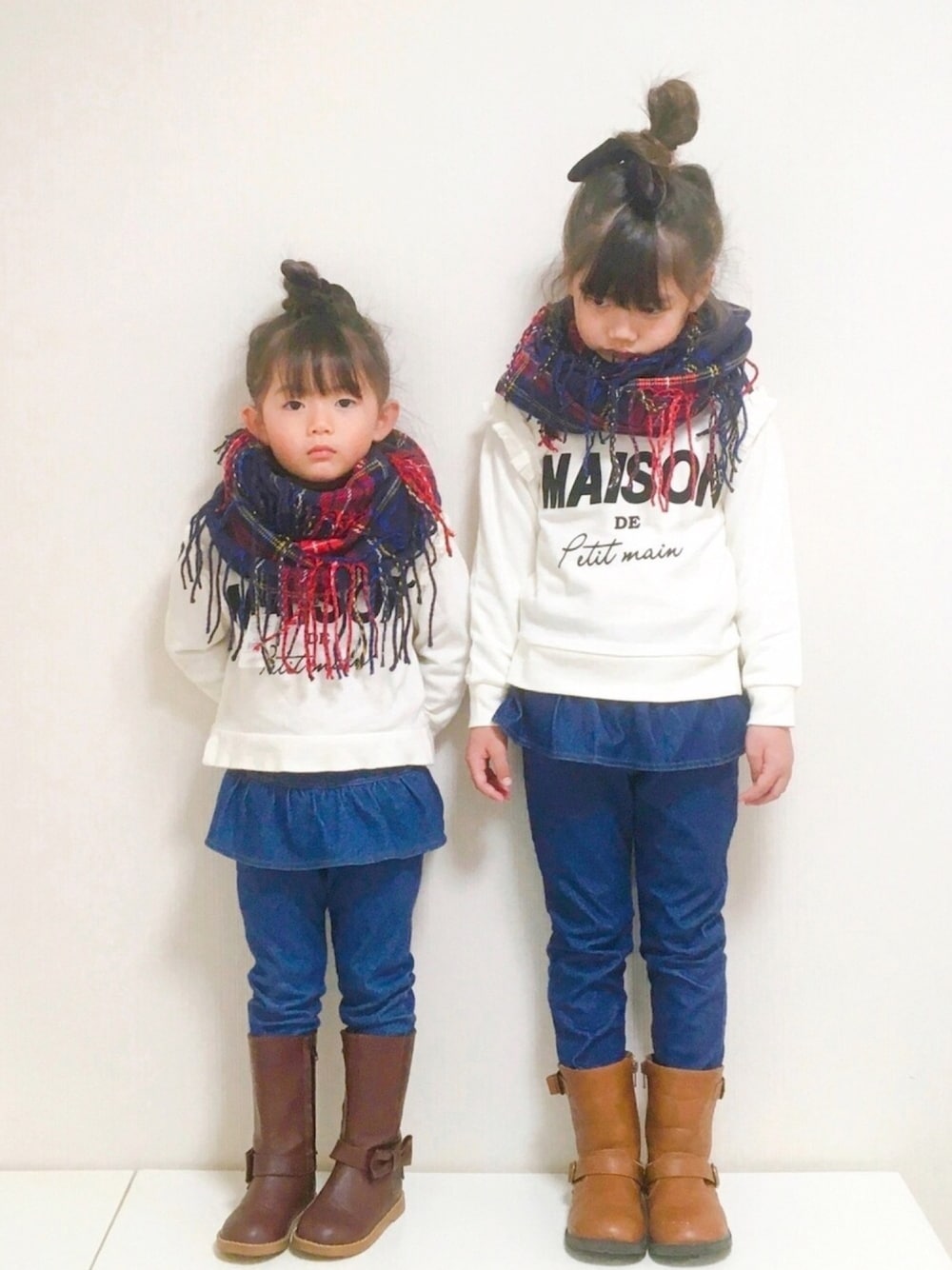 「マフラーぐるぐる、マフラー、デニムパンツ、プティマイン、petit main、Right-on、姉妹コーデ、おそろいコーデ、双子コーデ、カジュアルコーデ」｜「Right-onの【BACK NUMBER】Wフェイスチェックストール（マフラー、ブルー系）」を使った、yuna♡rikaさん（キッズ・110cm）の冬コーディネートの1枚目の写真