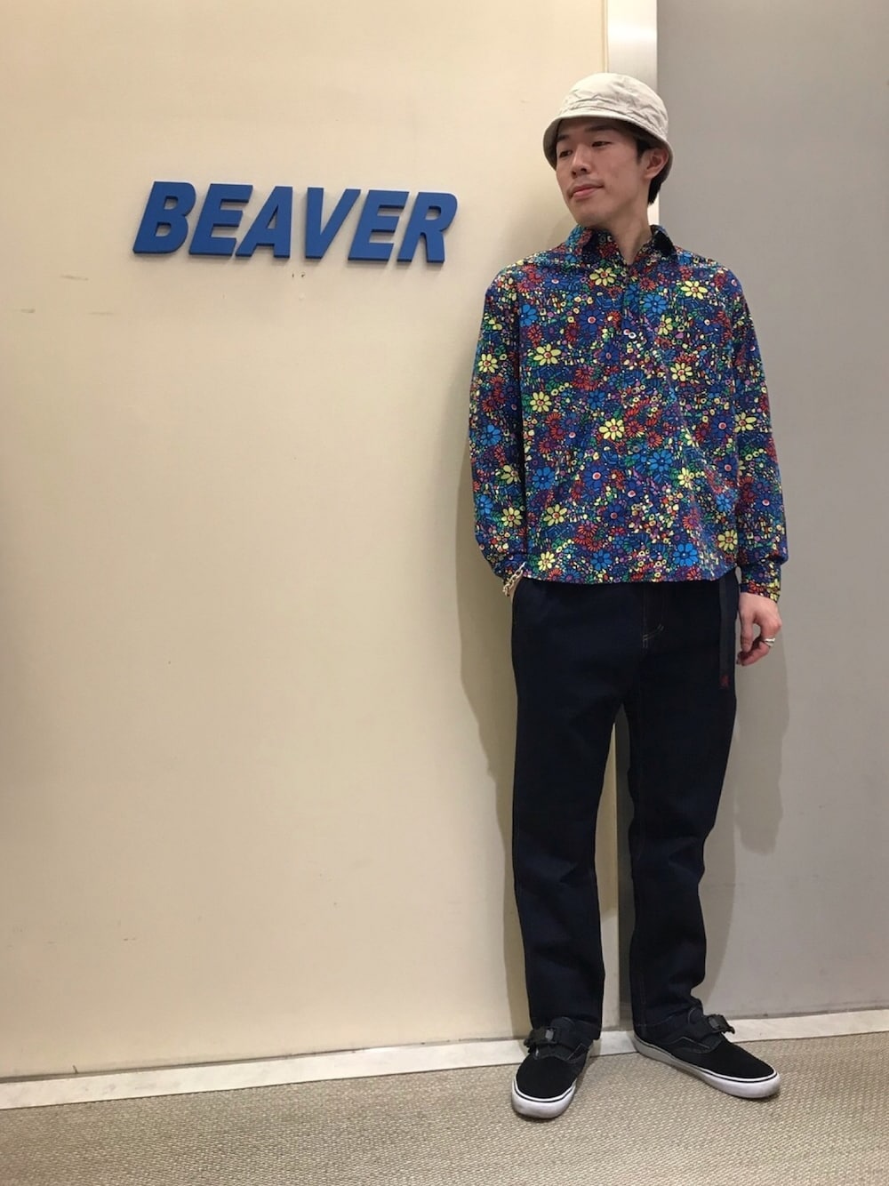 その他のシャツ/ブラウス、ブルー系のデニムパンツ、ホワイト系の帽子を着用したメンズの冬コーディネートの1枚目の写真