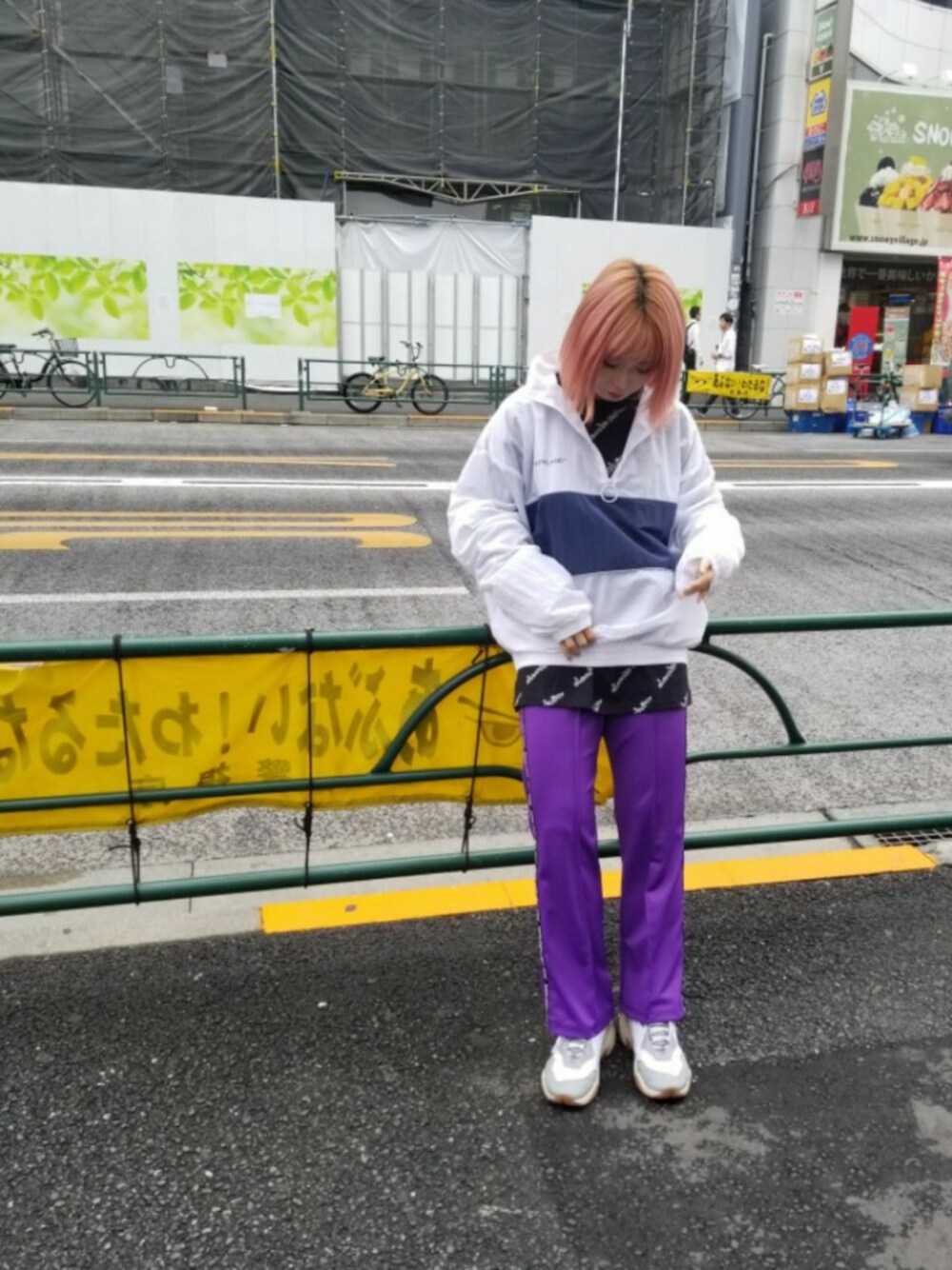 「LHP、オーバーサイズ、Danke schon、パープル、トラックパンツ、ootd、スポーティ、WHITELAND BLACKBURN、秋服準備はじめました」｜「WHITELANDのWHITELAND/ホワイトランド/Washer Nylon Anorak（ブルゾン、ホワイト系）」を使った、niikoさん（レディース・162cm）の秋コーディネートの1枚目の写真