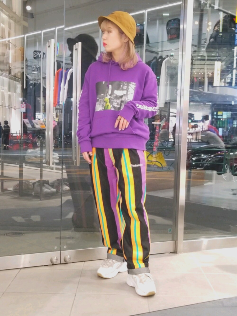 「パーカー、LHP、冬コーデ、オーバーサイズ、ワイドパンツ、パープル、ootd、バケットハット、WHITELAND BLACKBURN、blackeyepatch」｜「WHITELANDのWHITELAND×KERMIT/ホワイトランド×カーミット/NEON KERMIT HOODIE(パーカー)（パーカー、パープル系）」を使った、niikoさん（レディース・162cm）の冬コーディネートの1枚目の写真