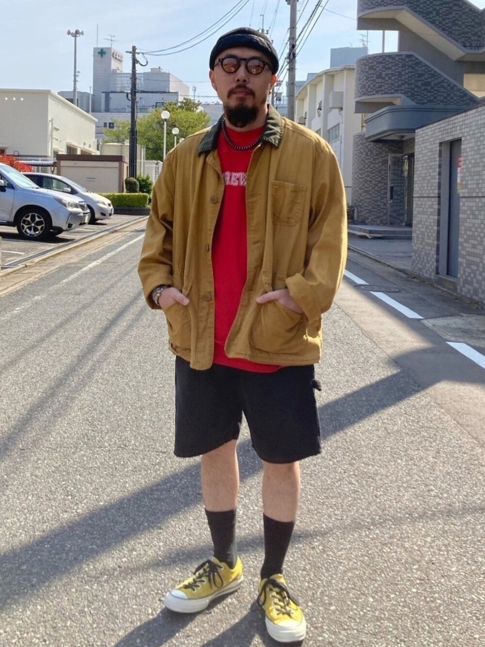 「プリントT、コンバース、メガネ男子、ゆるコーデ、休日スタイル、ショーツ、ハンティングジャケット、古着MIX、ショートパンツ、サングラス」｜「OVERRIDEのアイテム（キャップ、ブラック系）」を使った、えんどうさん（メンズ・165cm）の春コーディネートの1枚目の写真