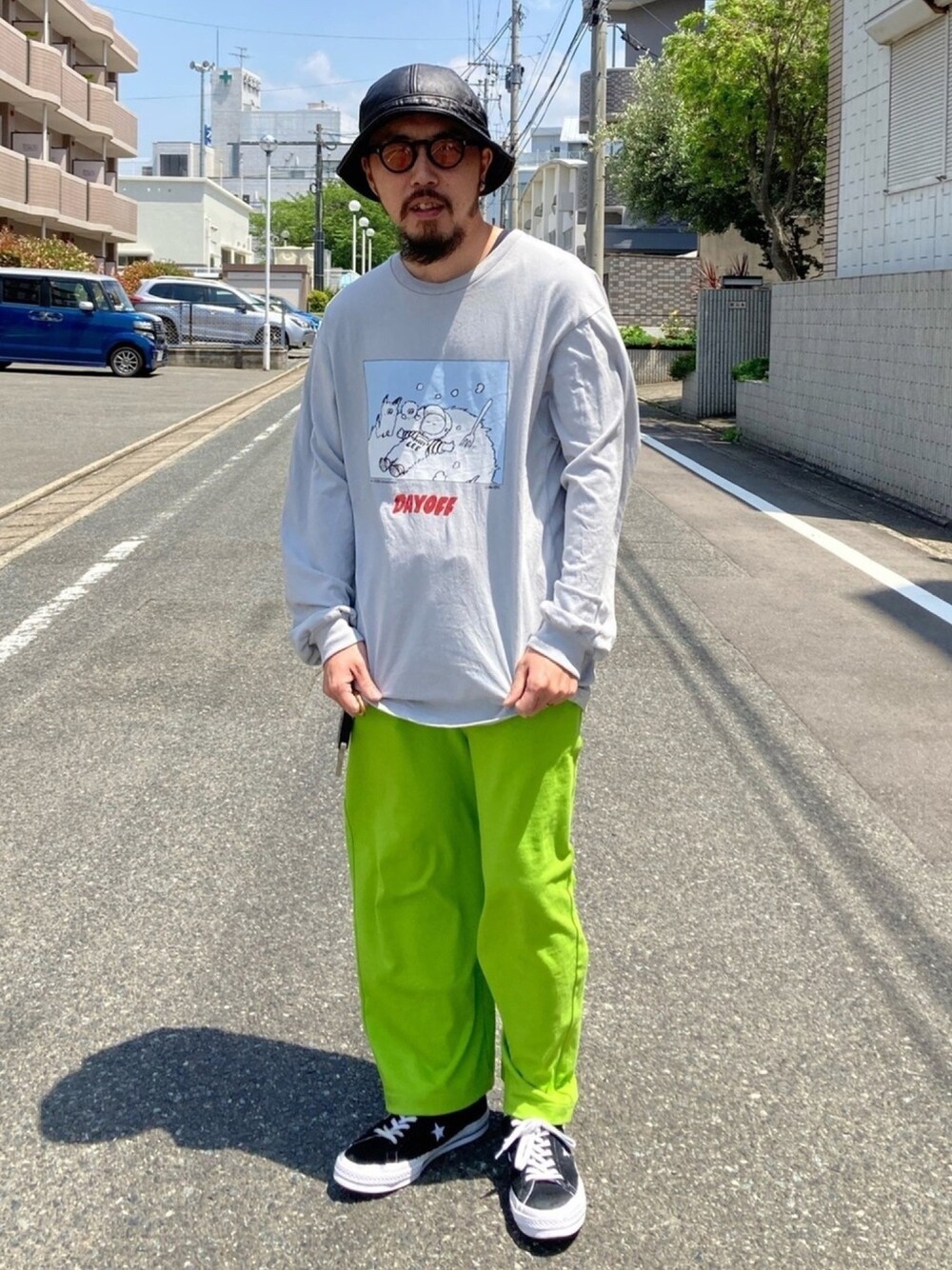 「サングラス、休日スタイル、スニーカー、春夏コーデ、ロンT、ビタミンカラー、スウェットパンツ、ストリート、パステルカラー」｜「NEW ERAのアイテム（ハット、ブラック系）」を使った、えんどうさん（メンズ・165cm）の春コーディネートの1枚目の写真