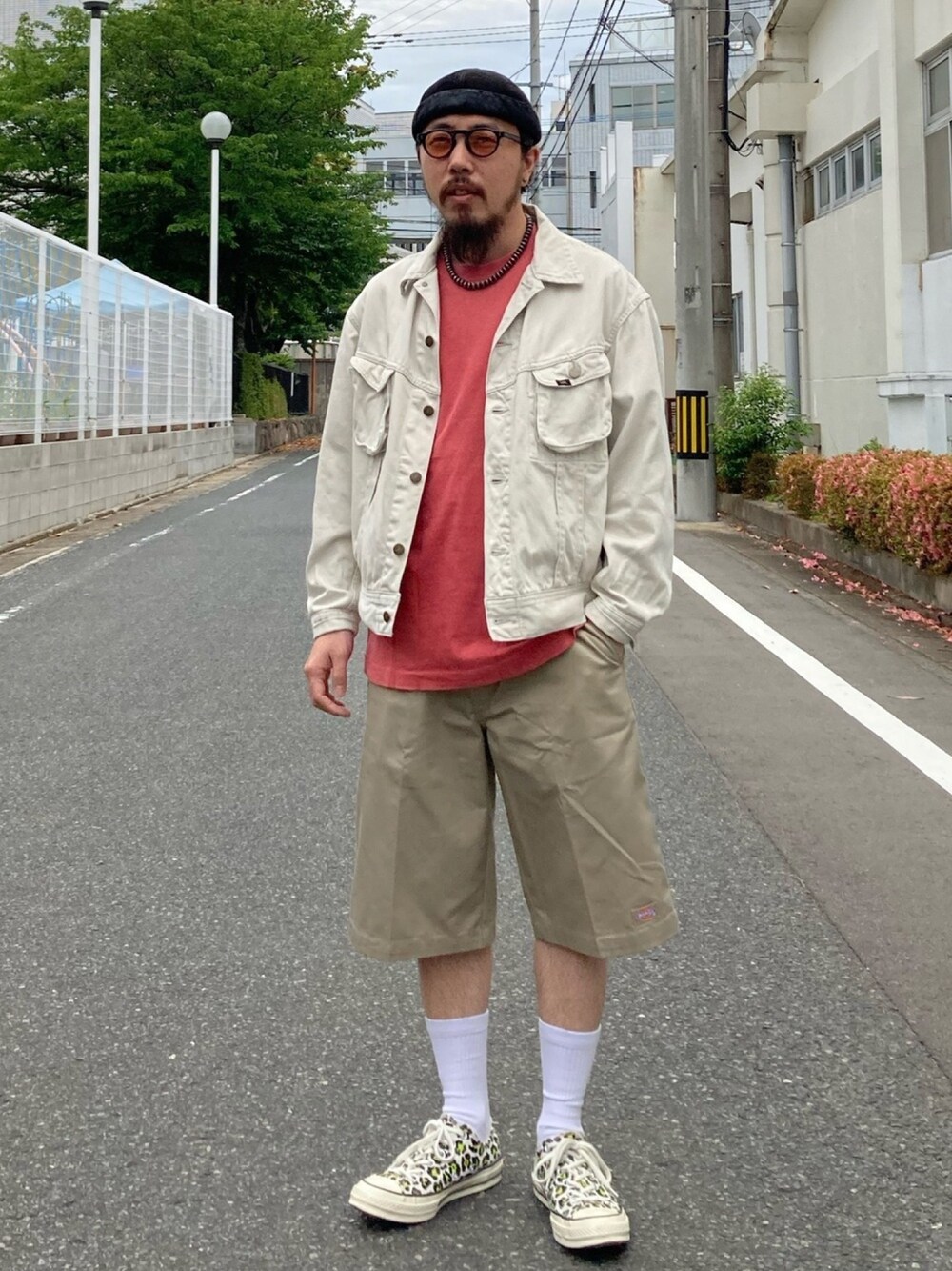 「休日スタイル、ショートパンツ、サングラス、チノパン、ビッグシルエット、シンプルコーデ、白スニーカー、ストリート、スケータースタイル」｜「KANEKO OPTICALのBY by KANEKO OPTICAL Kevin SGLS/アイウェア MADE IN JAPAN（サングラス、ブラウン系）」を使った、えんどうさん（メンズ・165cm）の夏コーディネートの1枚目の写真