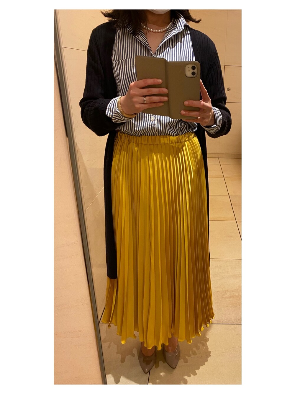 「秋コーデ、イエロー、旦那さんのを借りました、ストライプシャツ、united arrows、パールネックレス」｜「UNITED ARROWSのUWCS サテン アコーディオン プリーツスカート（スカート、イエロー系）」を使った、hashi2525さん（レディース・163cm）の秋コーディネートの1枚目の写真