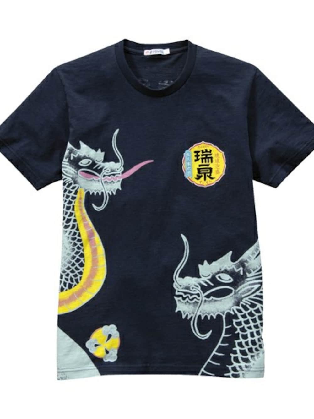 ブラック系のTシャツ/カットソーを着用したメンズの秋コーディネートの1枚目の写真