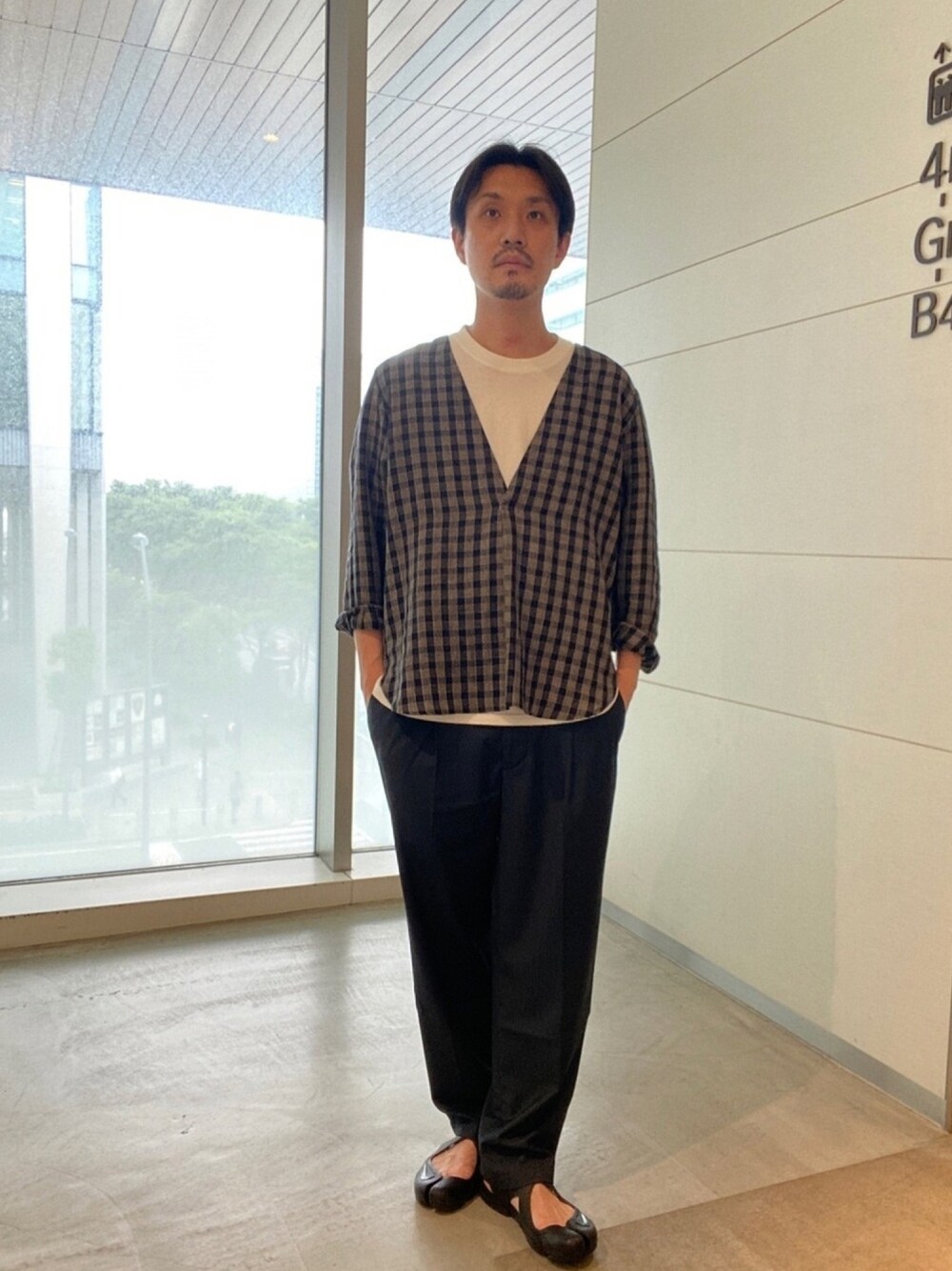 ブルー系のトップス、ブルー系のその他パンツ、ブラック系のサンダルを着用したメンズの夏コーディネートの1枚目の写真