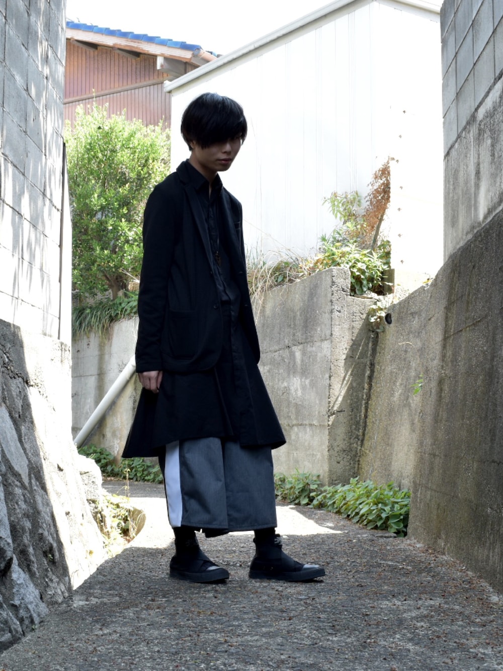 「秋コーデ、ロングシャツ、黒、灰色、LAD MUSICIAN、balmung、CABANE de ZUCCa」｜「LAD MUSICIANのアイテム（シャツ/ブラウス、ブラック系）」を使った、ゆうさん（メンズ・166cm）の秋コーディネートの1枚目の写真