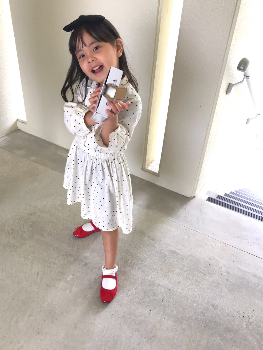「キッズコーデ、春コーデ、休日スタイル、バレエシューズ、ドット、カチューシャ、女の子、5歳、ワンピース」｜「GLOBAL WORKの【キッズ】リボンカチューシャ/826831（カチューシャ、ブラック系）」を使った、sawaさん（キッズ・110cm）の春コーディネートの1枚目の写真