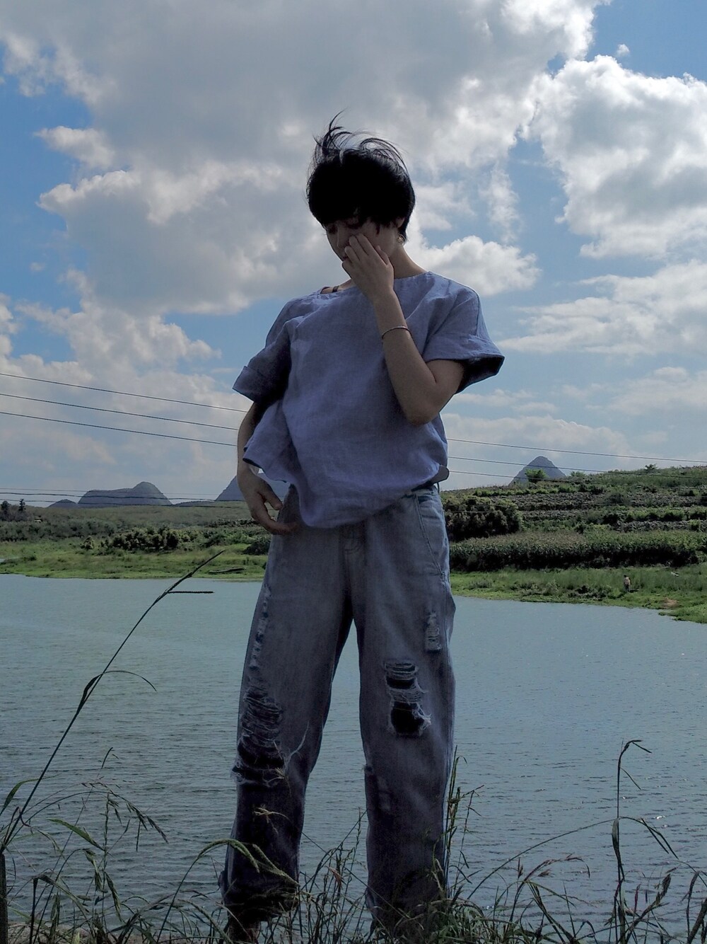 「MUJI」｜「MUJI Laboのアイテム（Tシャツ/カットソー、ブルー系）」を使った、旅越さん（レディース・164cm）の夏コーディネートの1枚目の写真