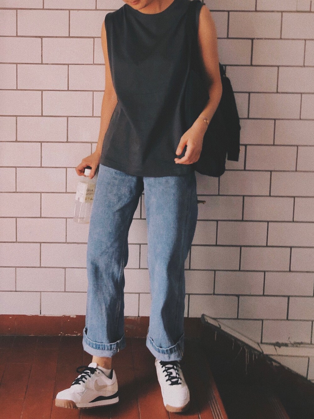 「NIKE、UNIQLO」｜「UNIQLOのアイテム（タンクトップ、グレー系）」を使った、旅越さん（レディース・164cm）の夏コーディネートの1枚目の写真