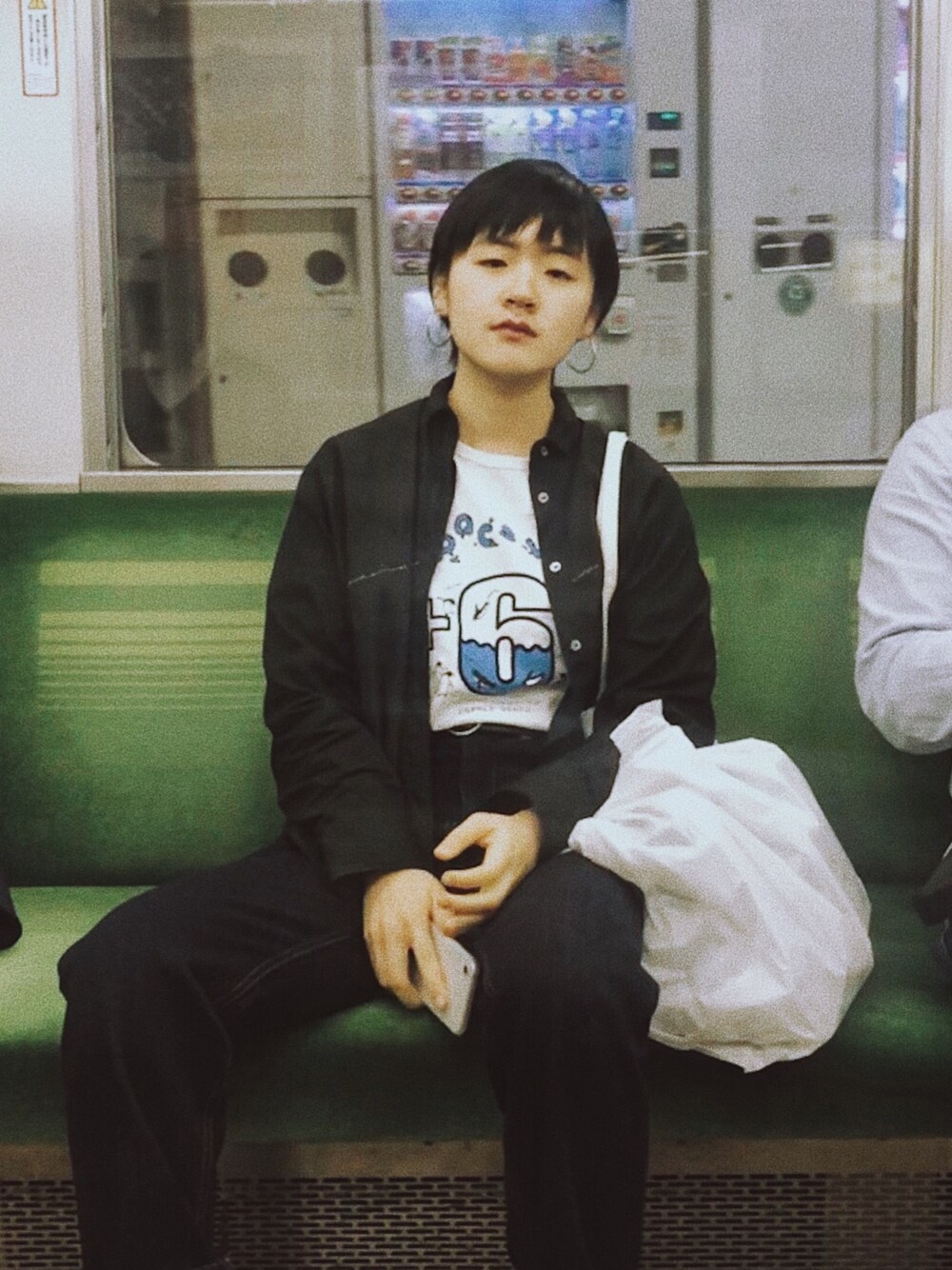 「街头搭配、休闲、牛仔裤」｜「JNBYのアイテム（シャツ/ブラウス、ブラック系）」を使った、旅越さん（レディース・164cm）の冬コーディネートの1枚目の写真