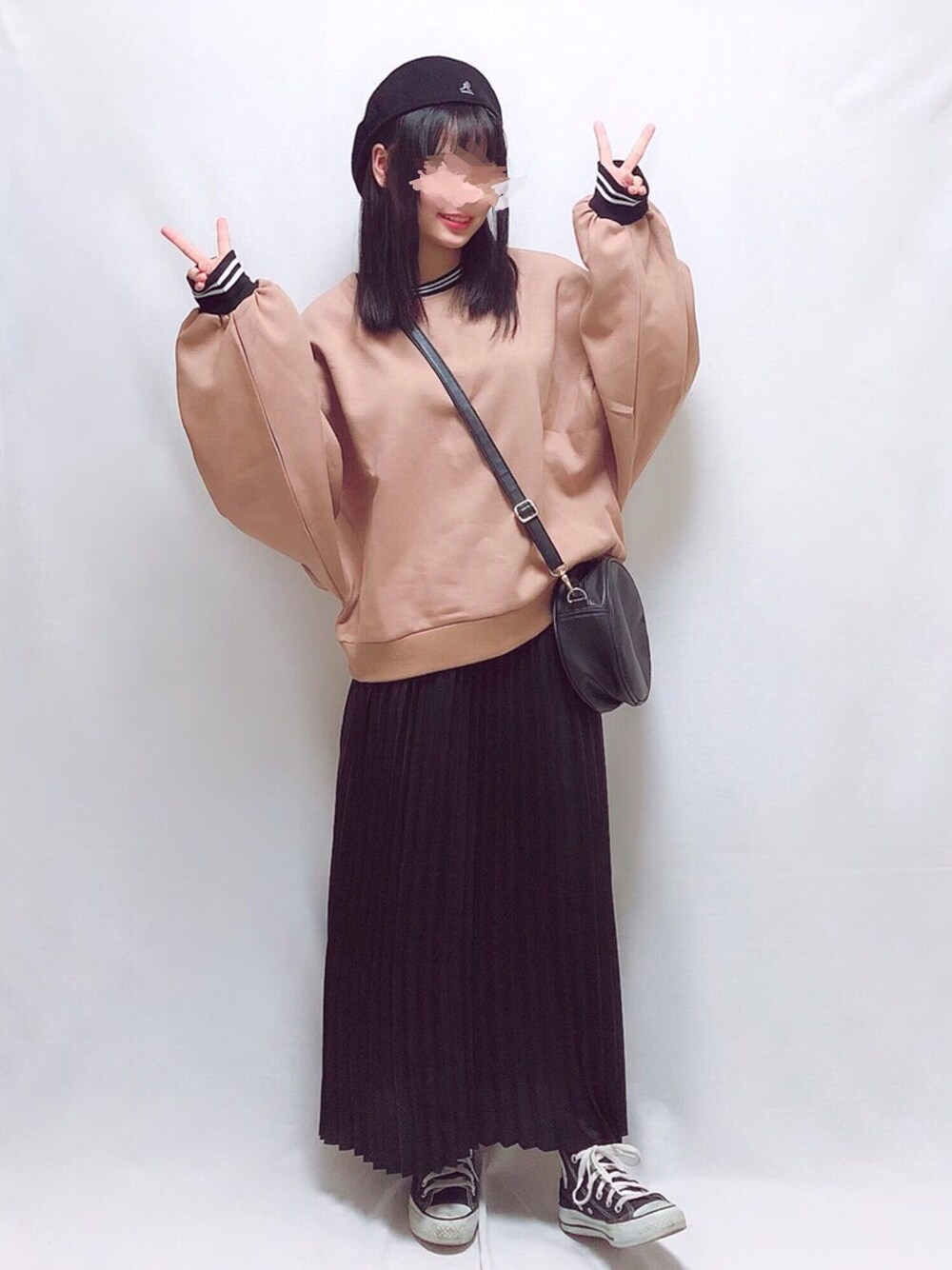 「ラブアンドピース2019、ムササビスウェット、ドルマンスリーブ、プリーツスカート、ハンチング、KANGOL、INTERFACTORY、高校生、ラウンドバッグ、GU」｜「INTER FACTORYのWEARISTA Mr.SZK × INTER FACTORY　ムササビスウェット（スウェット、ベージュ系）」を使った、yuaさん（レディース・157cm）の秋コーディネートの1枚目の写真