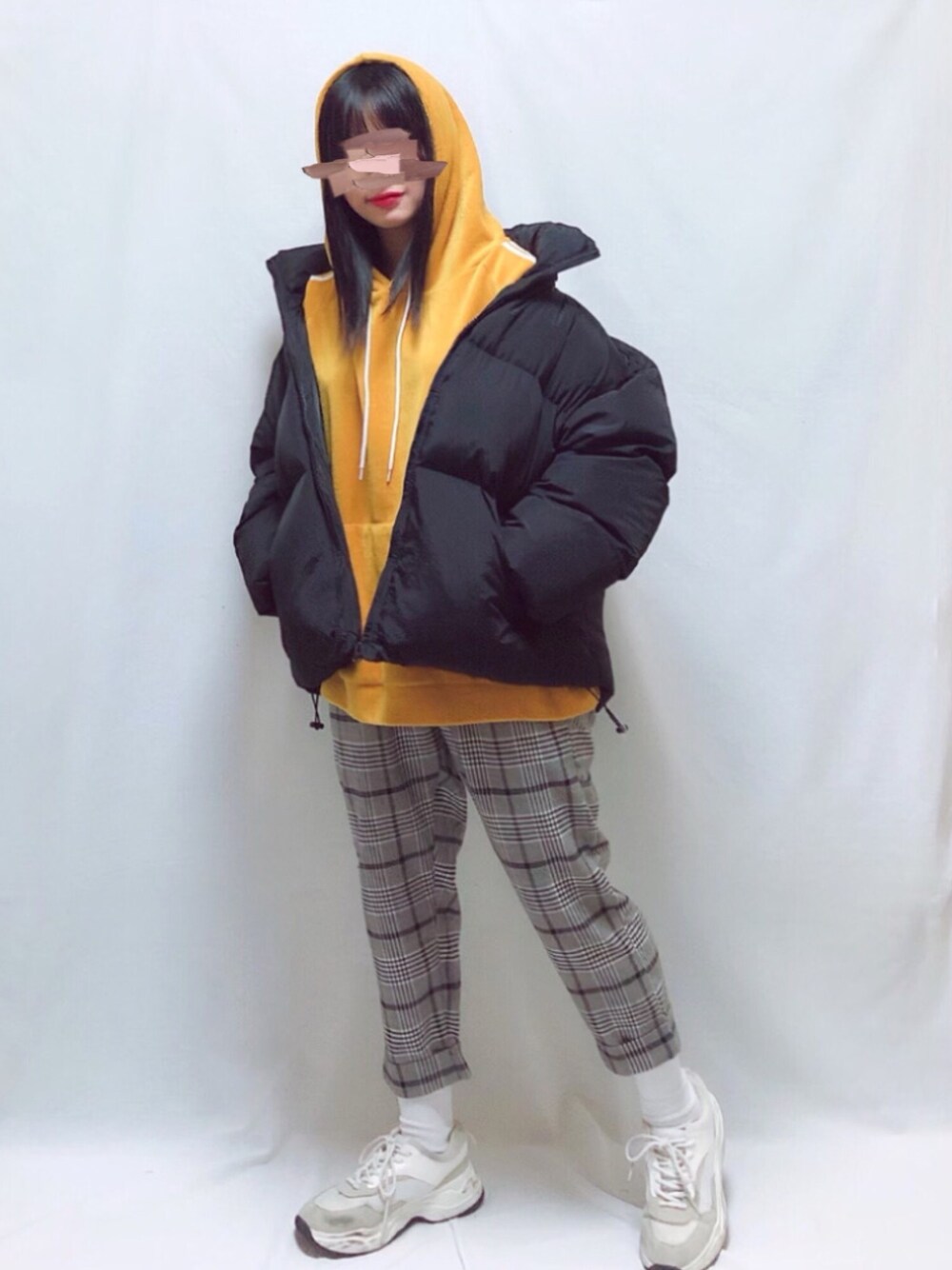 「ダウン、ダウンジャケット、冬コーデ、韓国ファッション、韓国コーデ、FEKETE、高校生、袖ライン、チェックパンツ、年末WEAR感謝祭」｜「FEKETEのFEKETE STRING SHORT DOWN JACKET（ダウンジャケット/コート、ブラック系）」を使った、yuaさん（レディース・157cm）の冬コーディネートの1枚目の写真