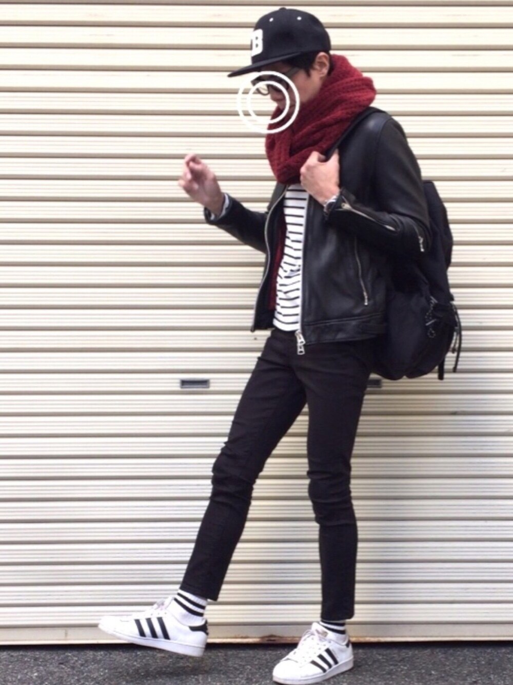 その他のTシャツ/カットソー、ブラック系のライダースジャケット、ホワイト系のTシャツ/カットソーを着用したメンズの秋コーディネートの1枚目の写真