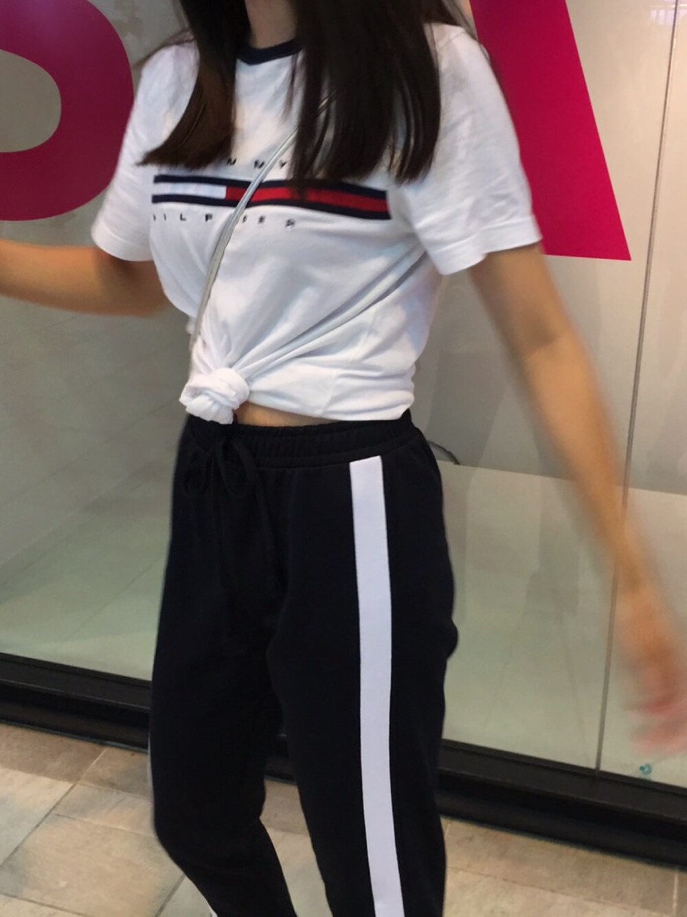 「夏コーデ、ラフ、ootd、モノトーン、TOMMY HILFIGER、ラインパンツ、腹チラ、ジャージ、白黒」｜「TOMMY HILFIGERのJS TINO SS TEE（Tシャツ/カットソー、ホワイト系）」を使った、hgさん（レディース・165cm）の夏コーディネートの1枚目の写真